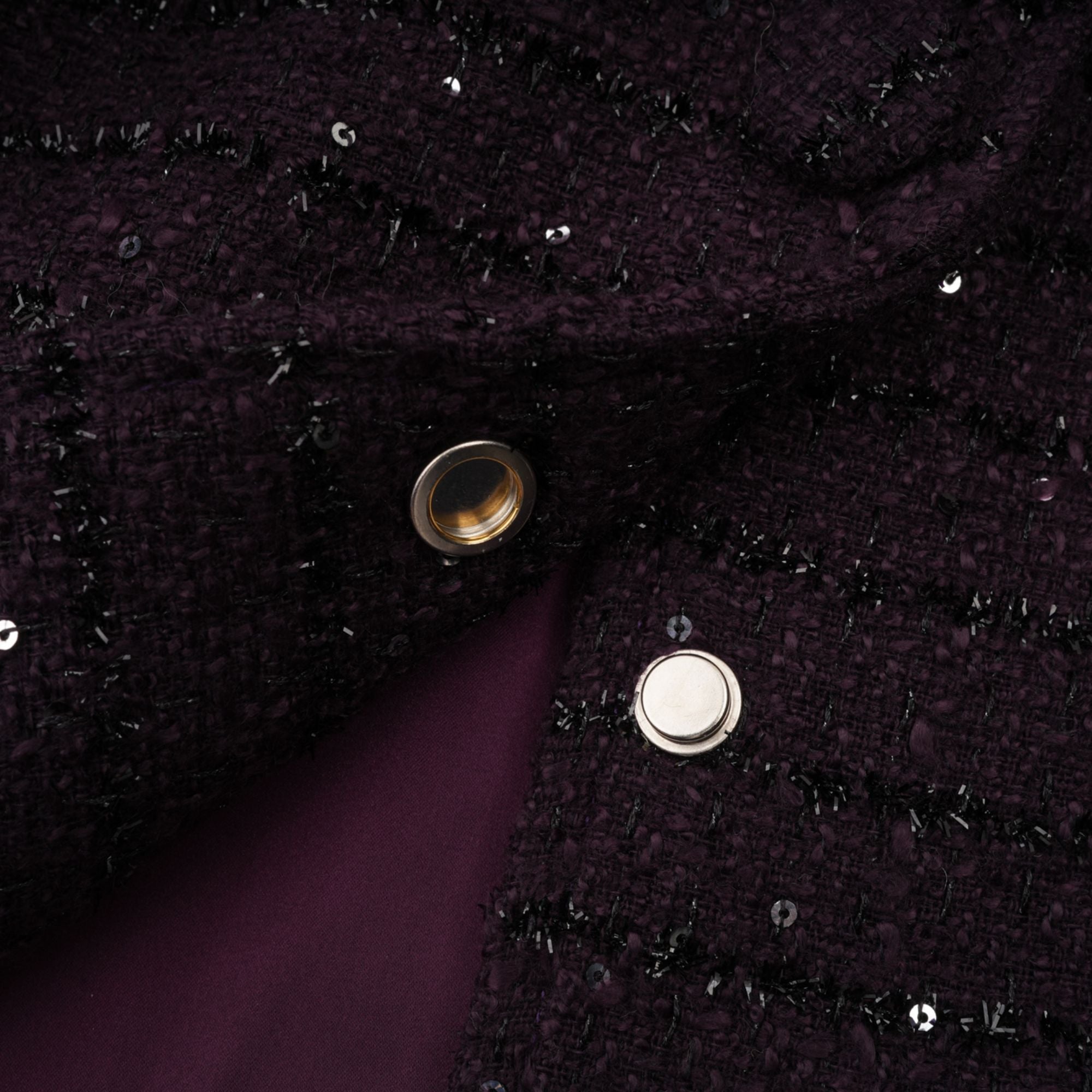 طقم سترة وتنورة من قماش تويد مزين بالترتر باللون الأرجواني من بريجيت