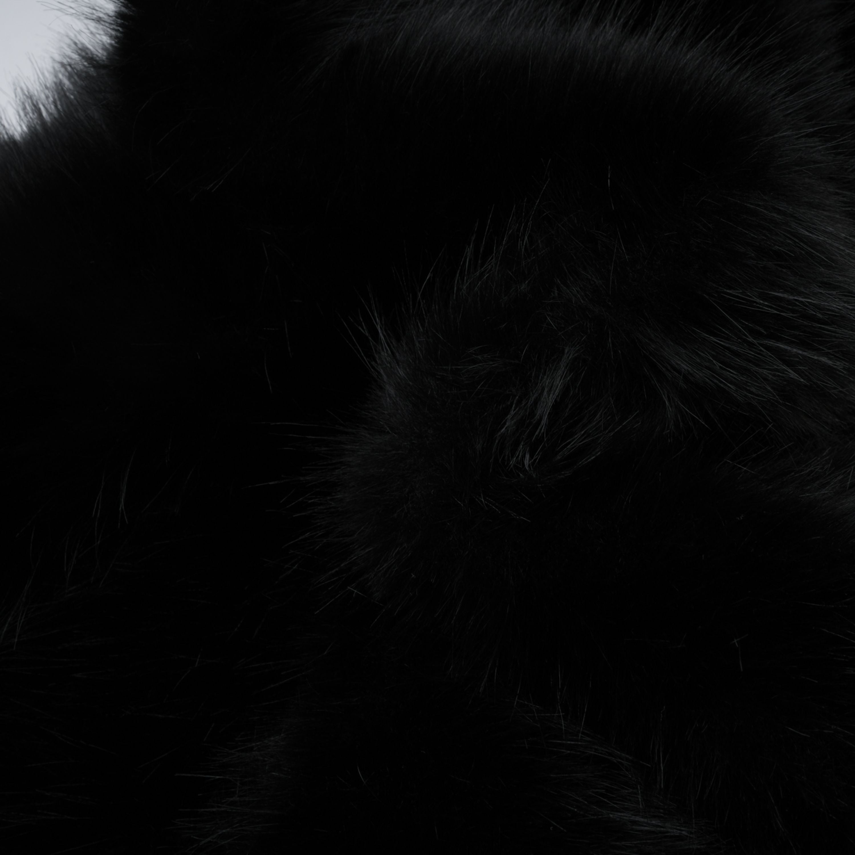 Schwarze Jacke mit Felloptik