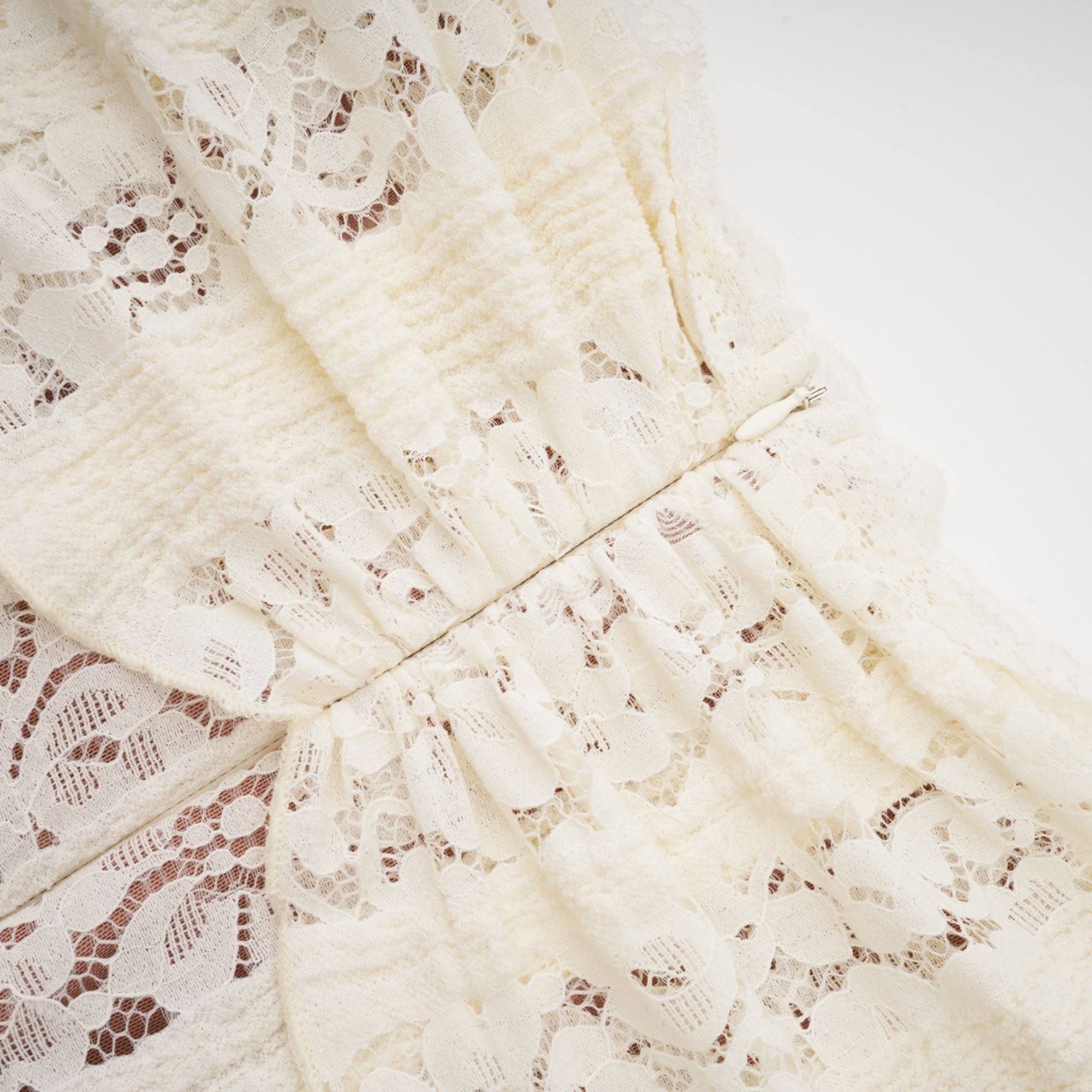 فستان ماكسي من إيميلين مزين بالزهور من الدانتيل بأكمام واسعة باللون الحيادي