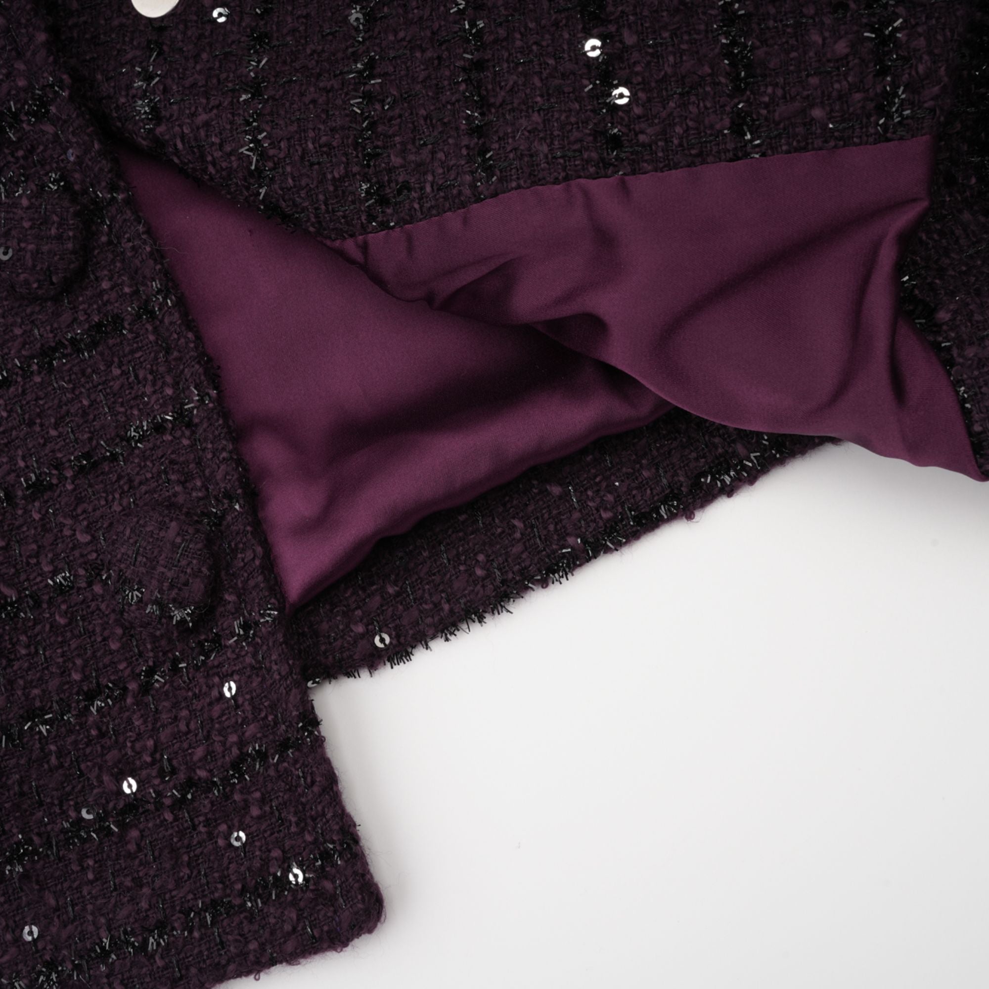 طقم سترة وتنورة من قماش تويد مزين بالترتر باللون الأرجواني من بريجيت