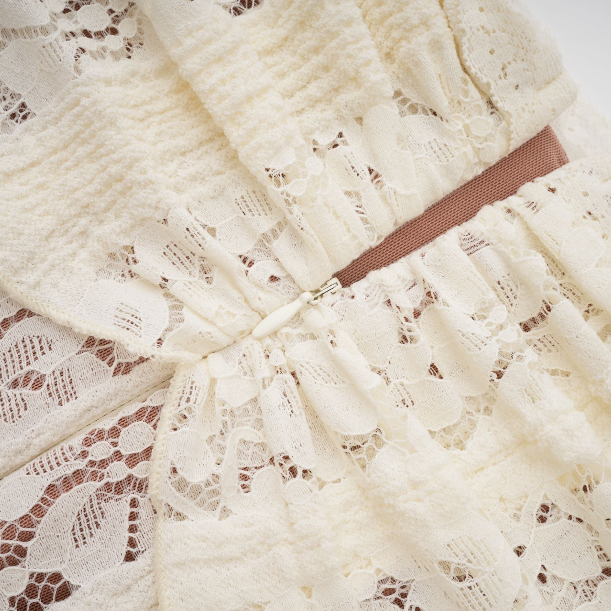 فستان ماكسي من إيميلين مزين بالزهور من الدانتيل بأكمام واسعة باللون الحيادي