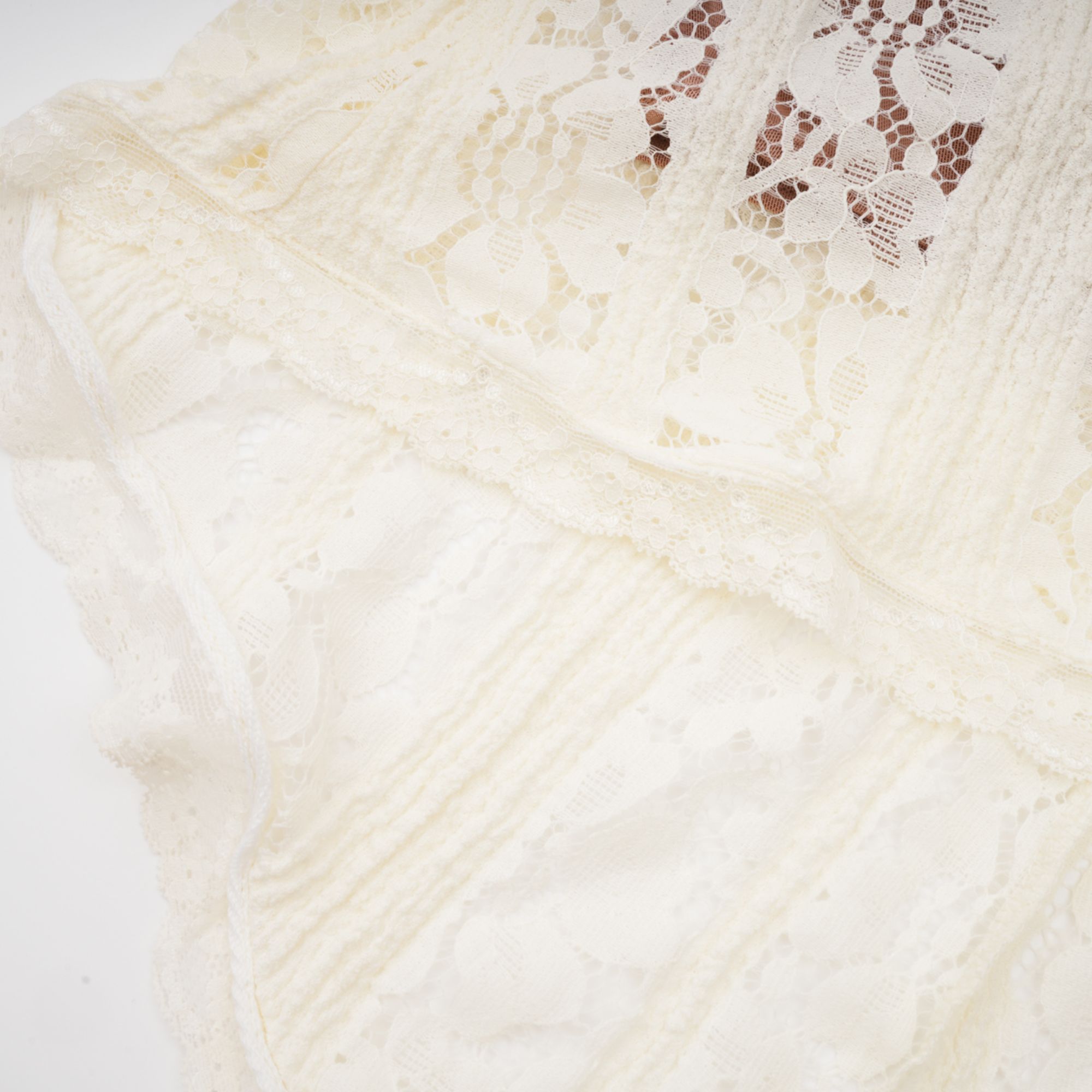 فستان ماكسي من إيميلين مزين بالزهور من الدانتيل بأكمام واسعة باللون الحيادي