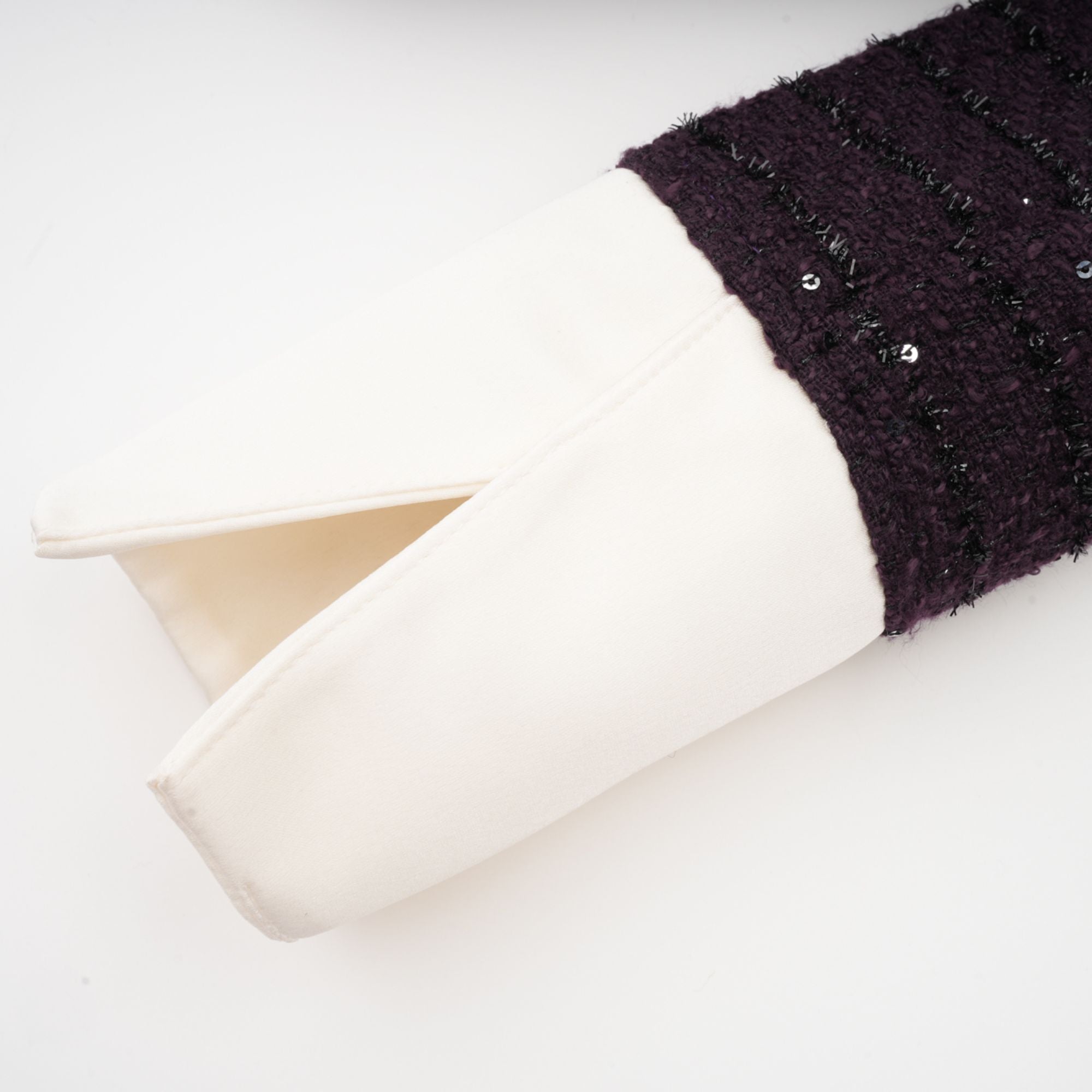 طقم سترة وتنورة من قماش تويد مزين بالترتر باللون الأرجواني من بريجيت