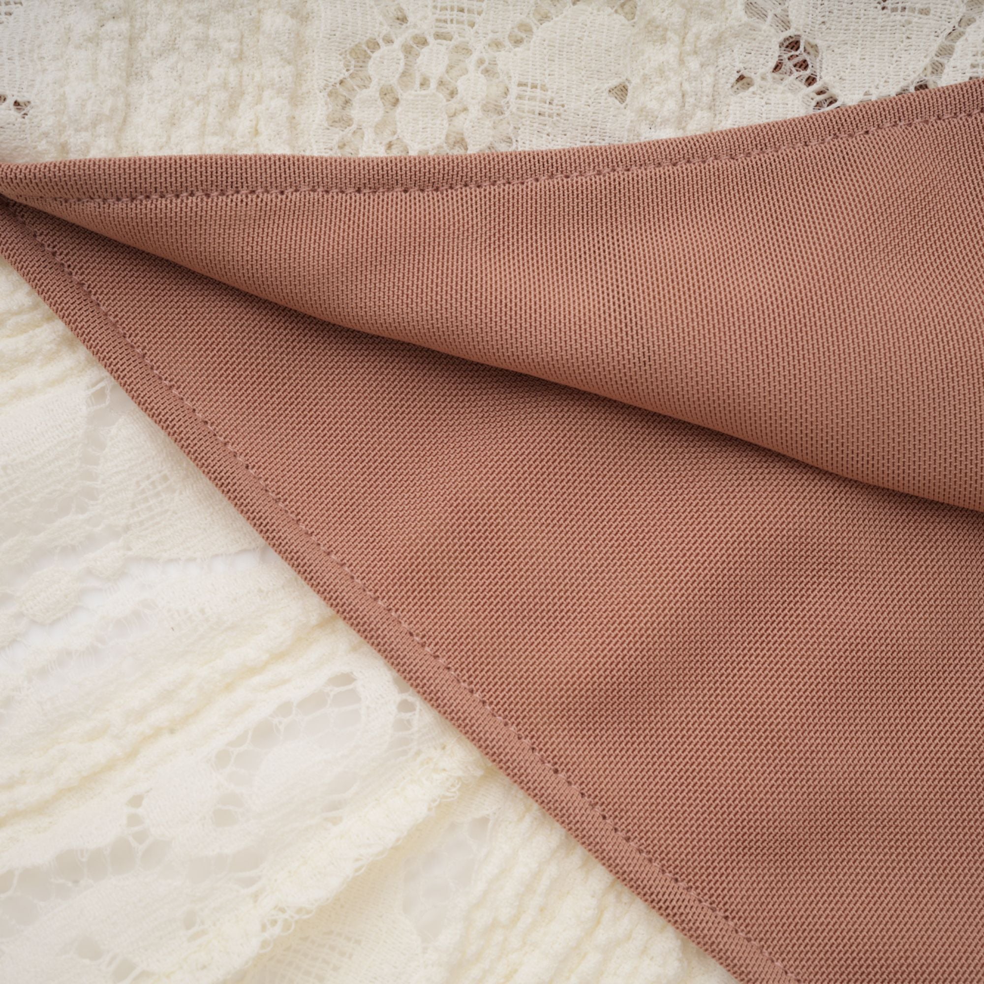 فستان ماكسي من إيميلين مزين بالزهور من الدانتيل بأكمام واسعة باللون الحيادي