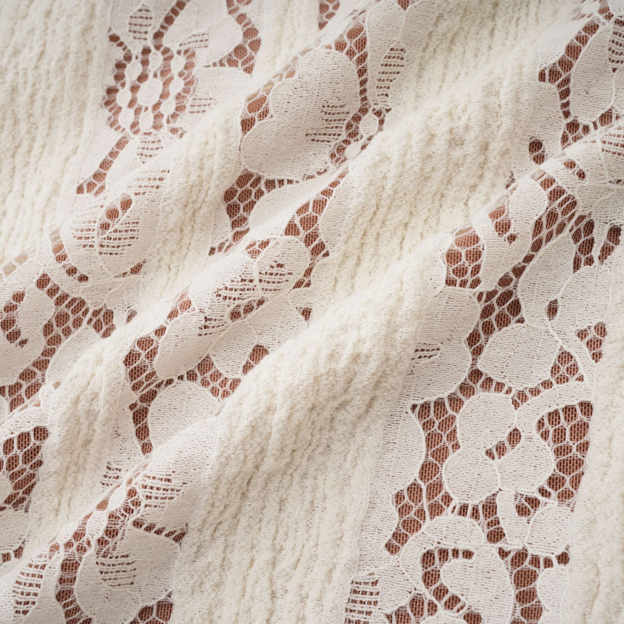 فستان ماكسي من إيميلين مزين بالزهور من الدانتيل بأكمام واسعة باللون الحيادي