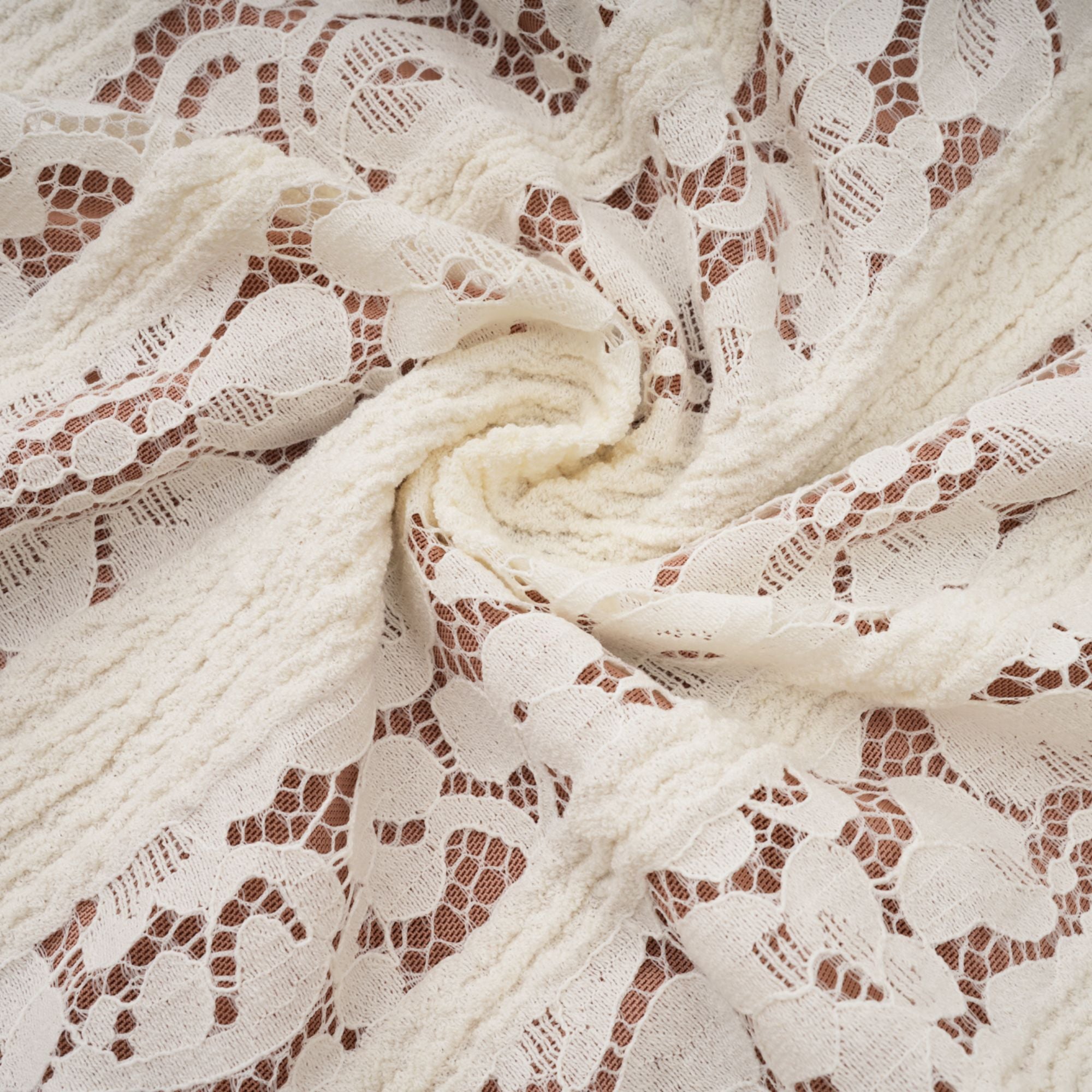 فستان ماكسي من إيميلين مزين بالزهور من الدانتيل بأكمام واسعة باللون الحيادي