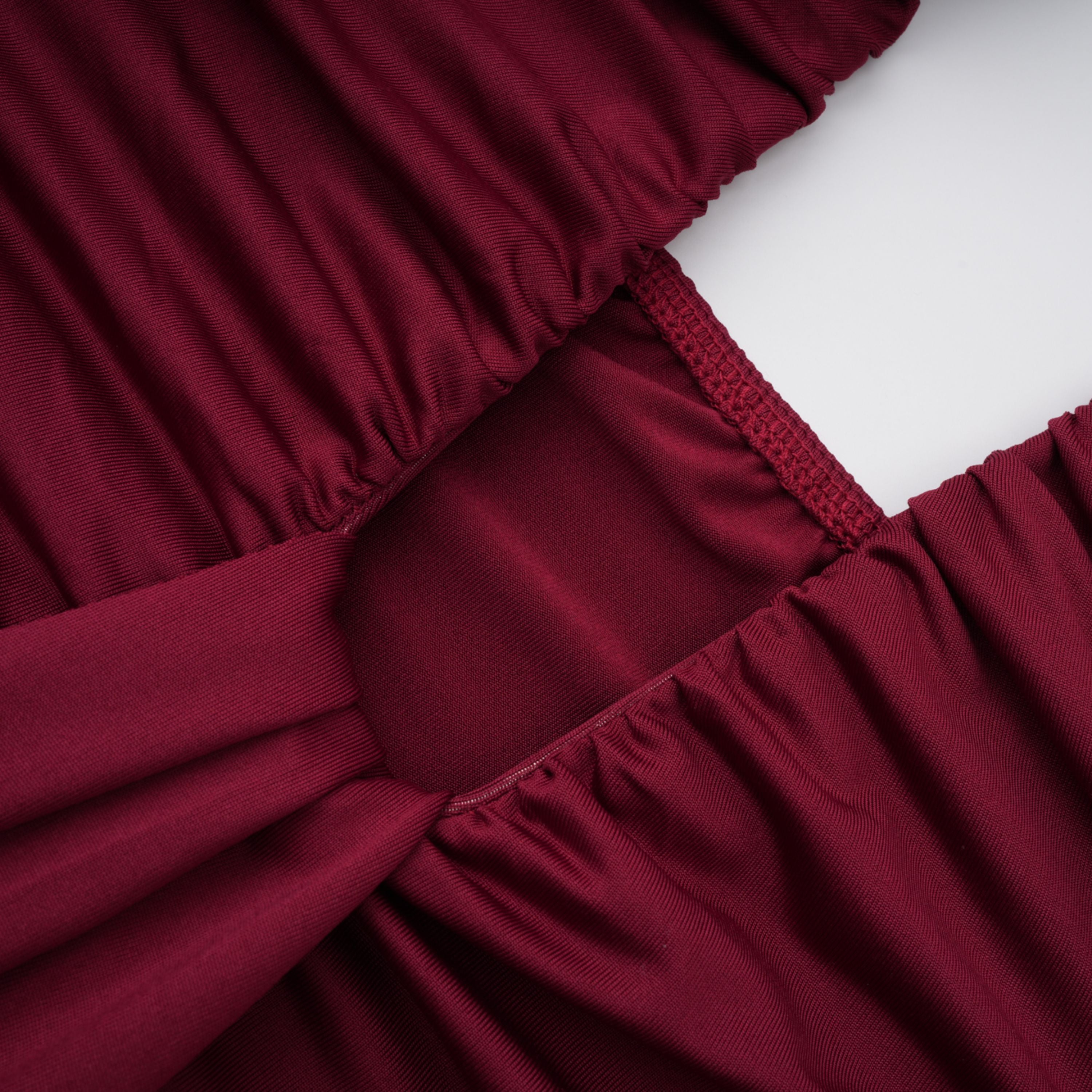 فستان ماكسي مكشكش بقبة هالترنيك من إيغلانتين