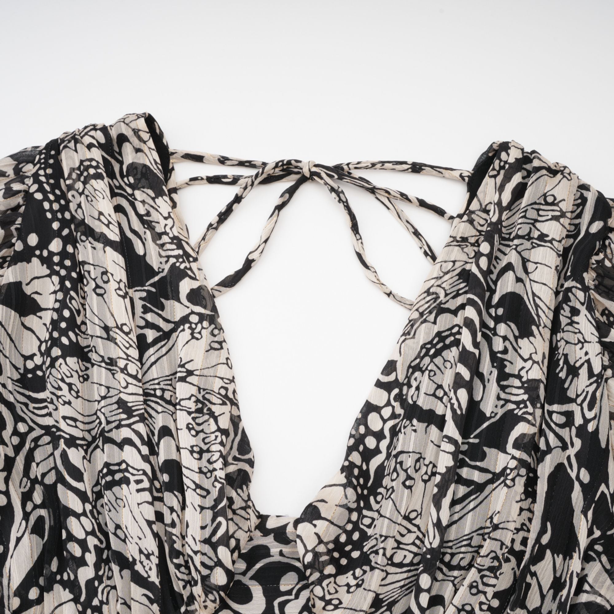 فستان قصير بفتحة رقبة على شكل حرف V وطبعة نقشة بيرين