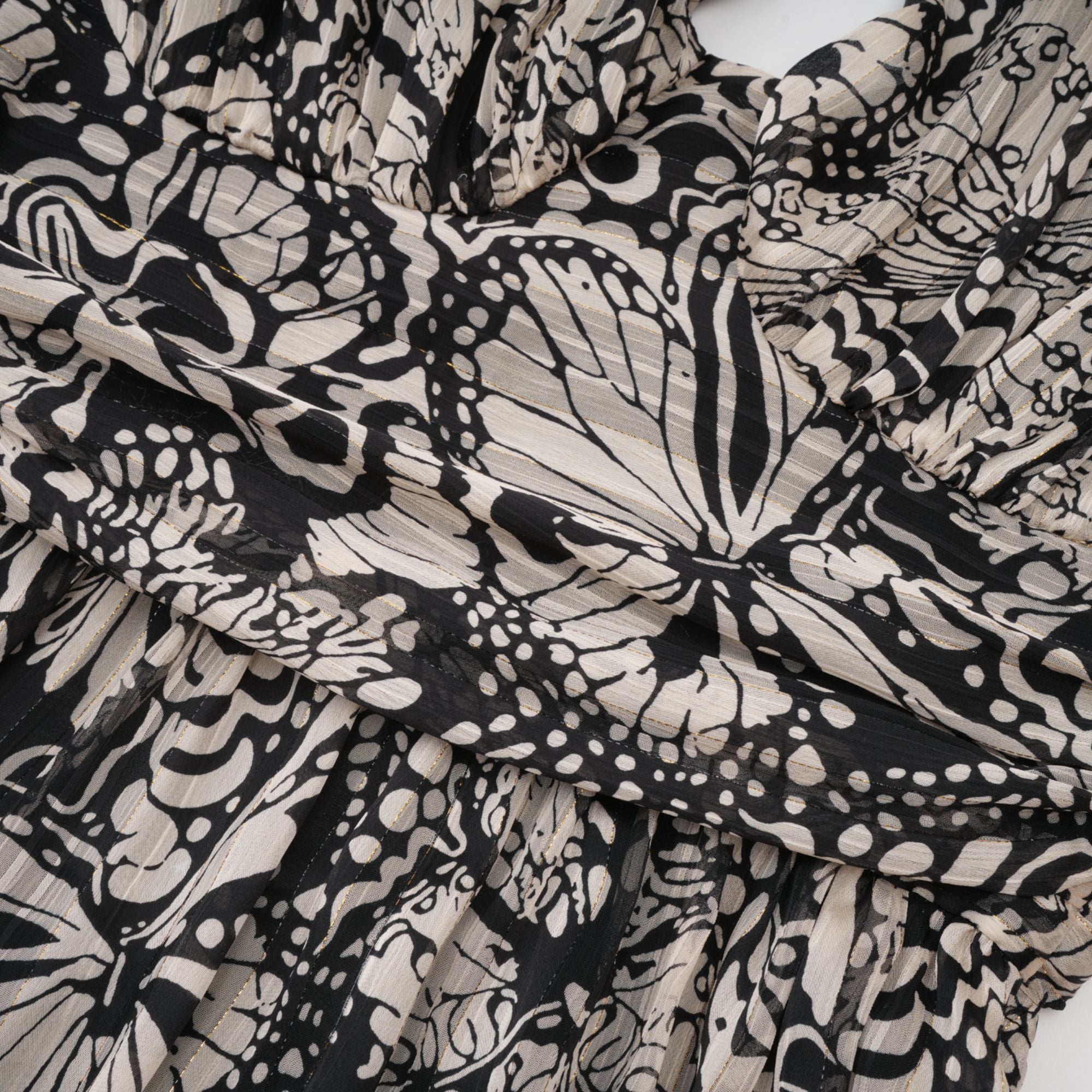 فستان قصير بفتحة رقبة على شكل حرف V وطبعة نقشة بيرين