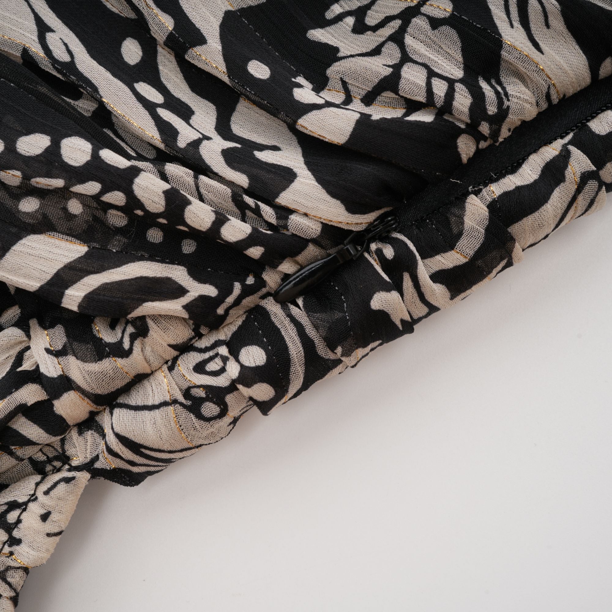 فستان قصير بفتحة رقبة على شكل حرف V وطبعة نقشة بيرين