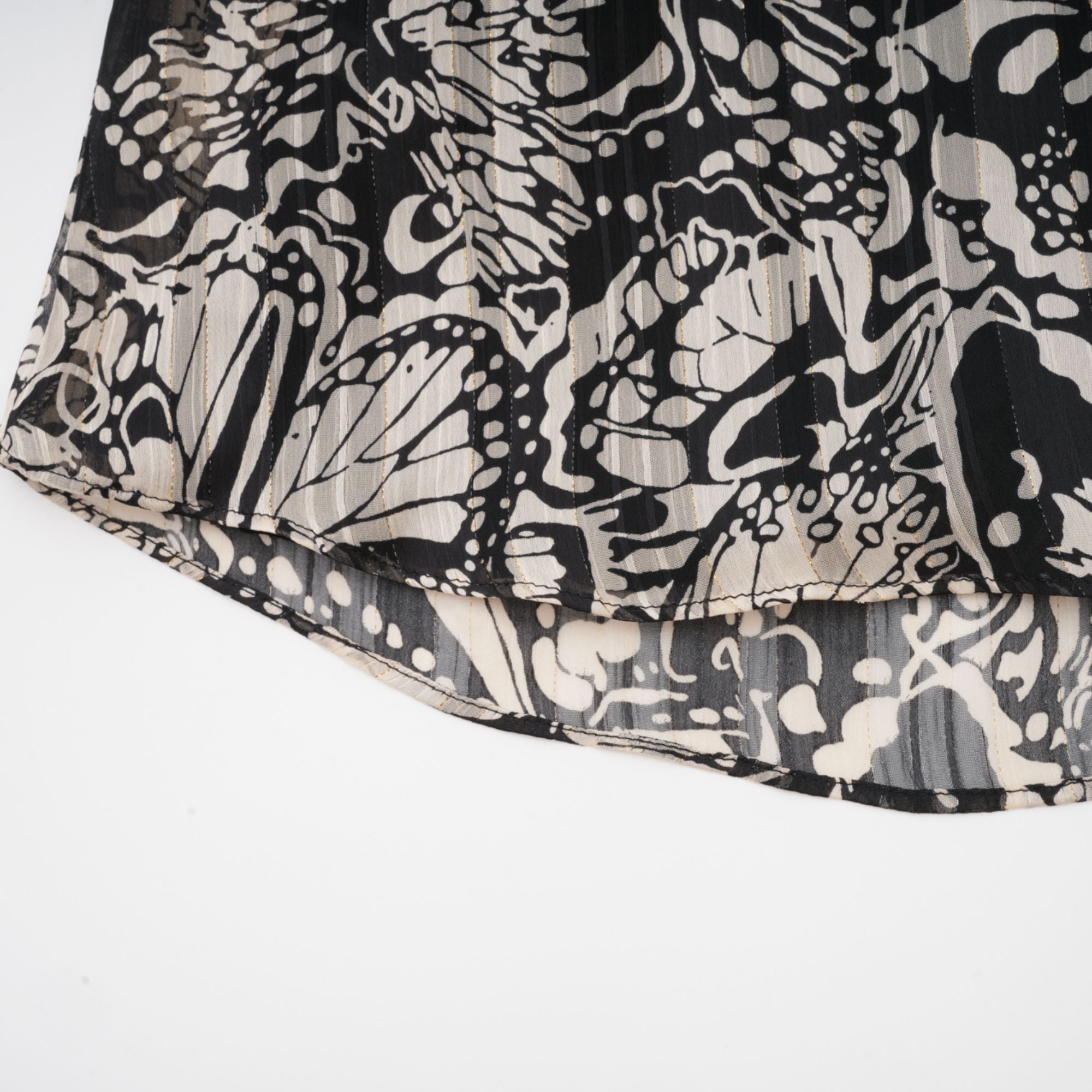 فستان قصير بفتحة رقبة على شكل حرف V وطبعة نقشة بيرين