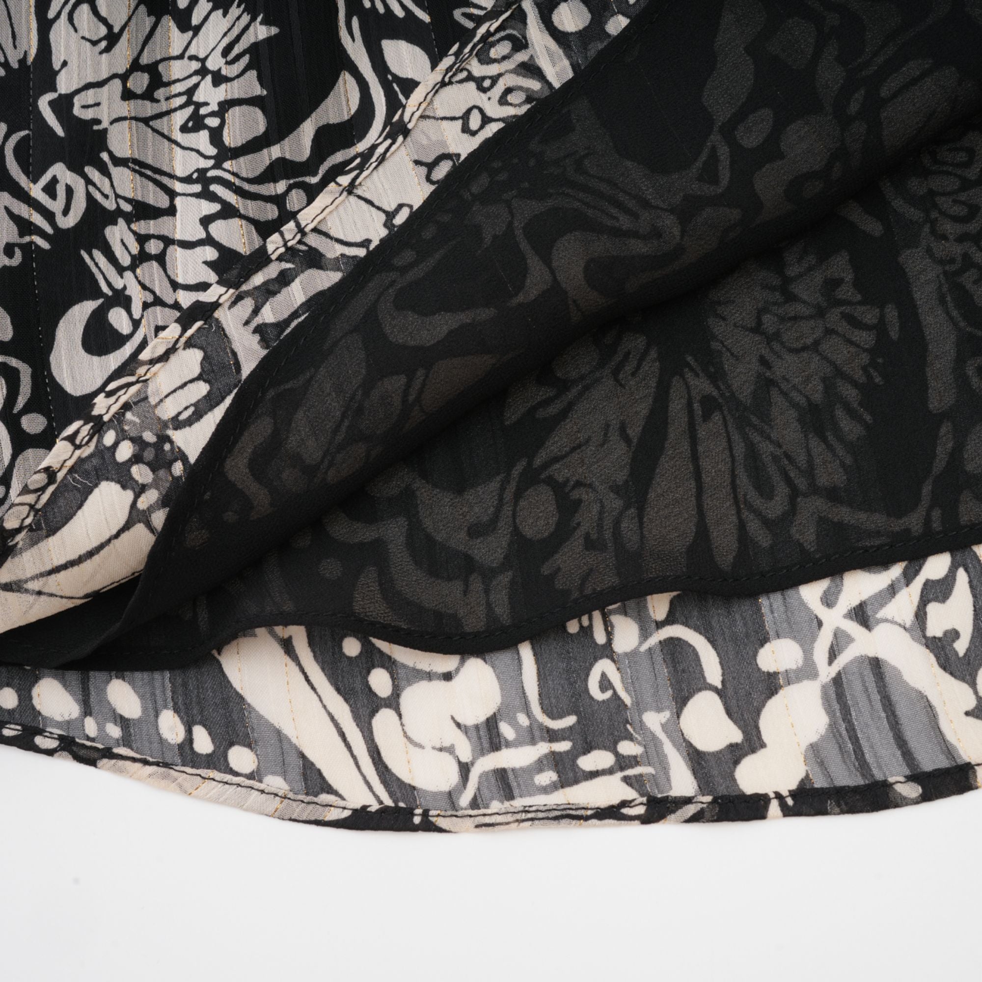 فستان قصير بفتحة رقبة على شكل حرف V وطبعة نقشة بيرين