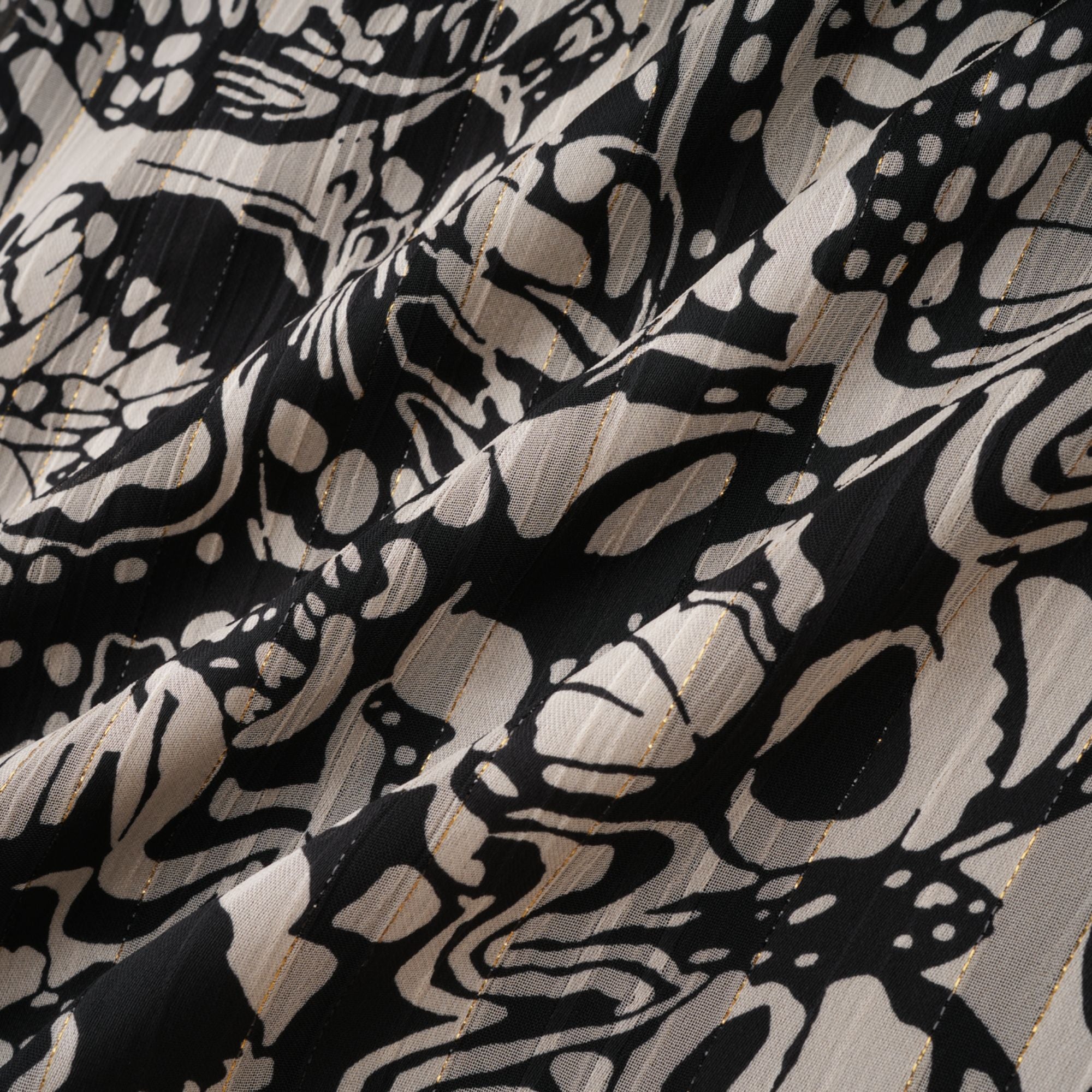 فستان قصير بفتحة رقبة على شكل حرف V وطبعة نقشة بيرين