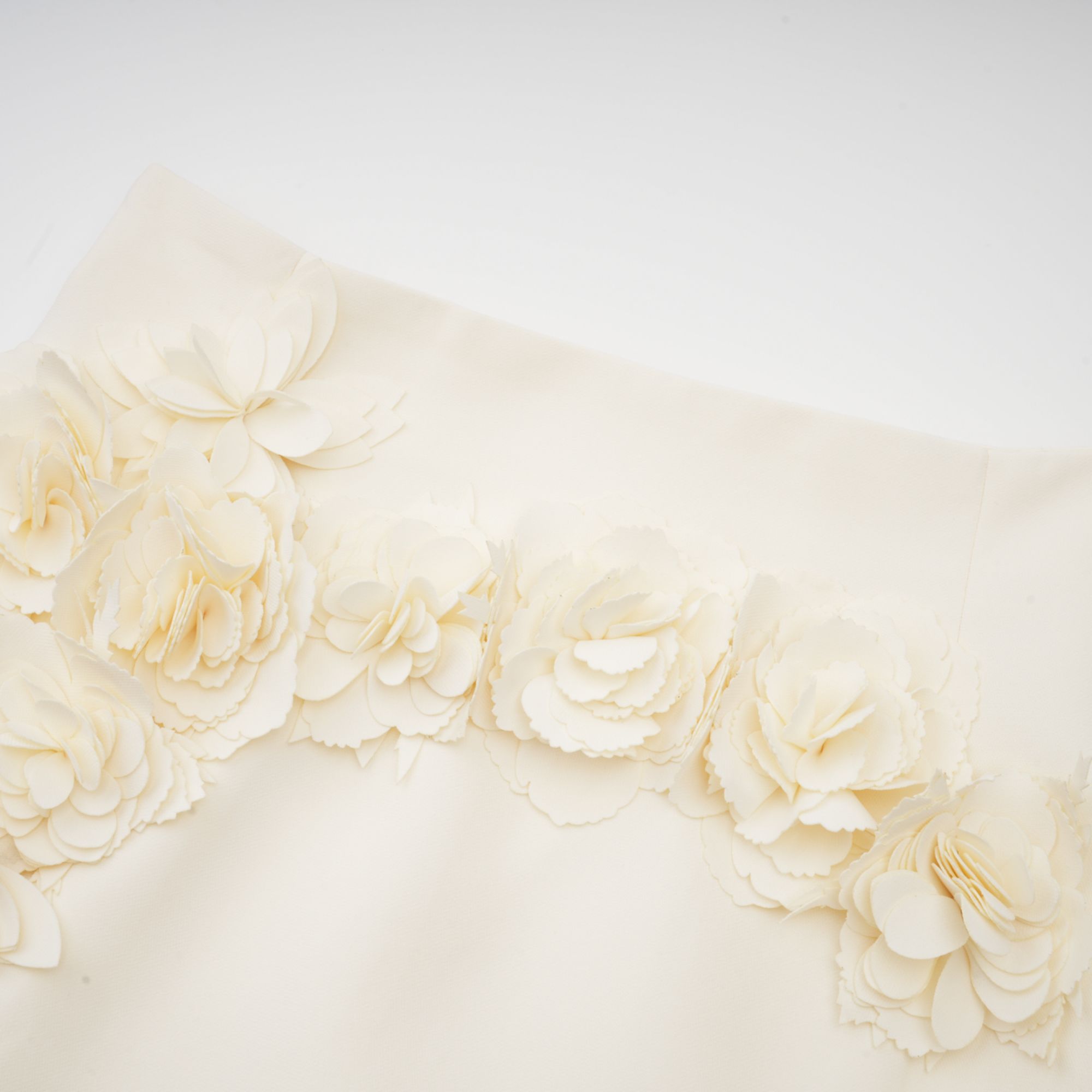 طقم سترة وتنورة متناسقة مزينة بالزهور من Vivien