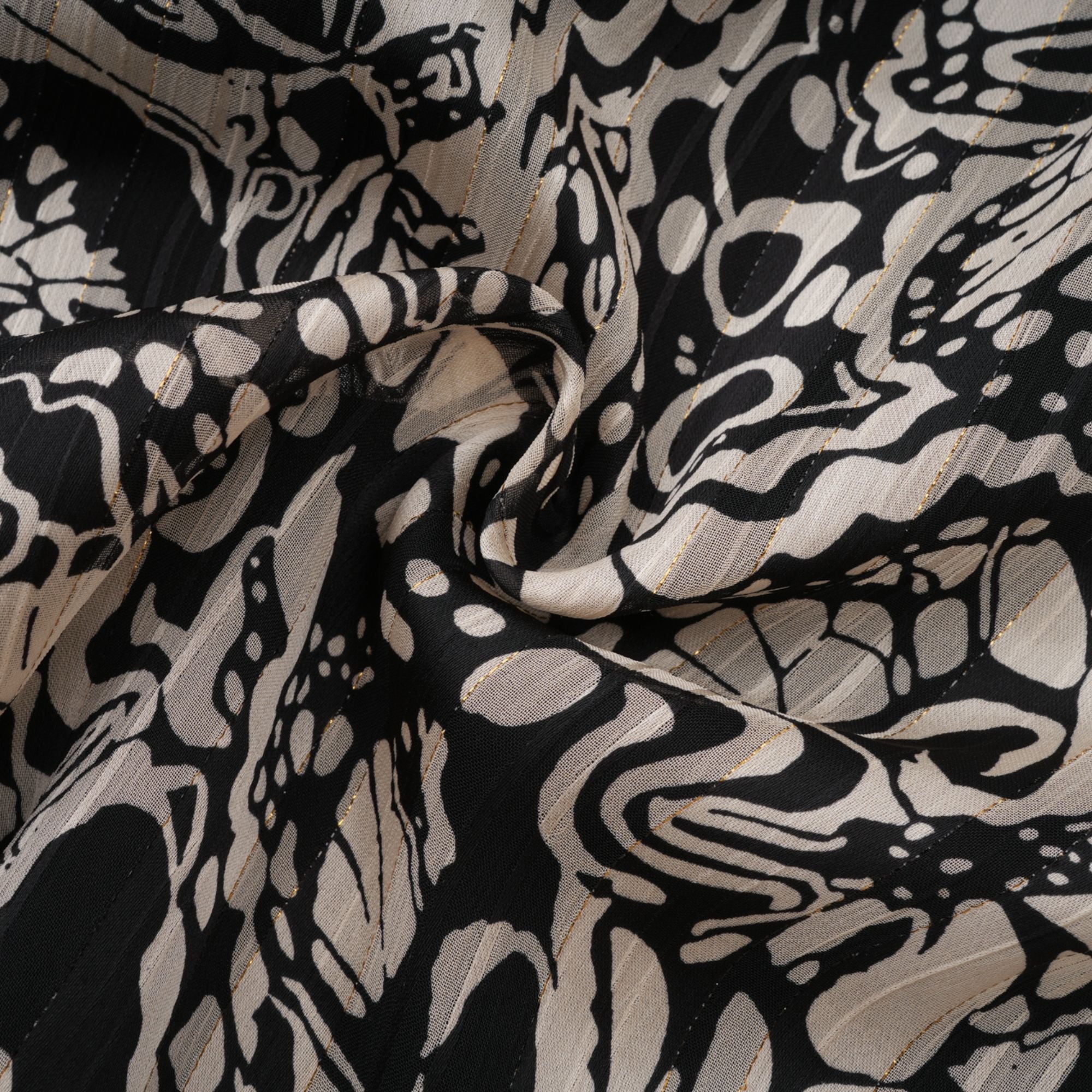 فستان قصير بفتحة رقبة على شكل حرف V وطبعة نقشة بيرين