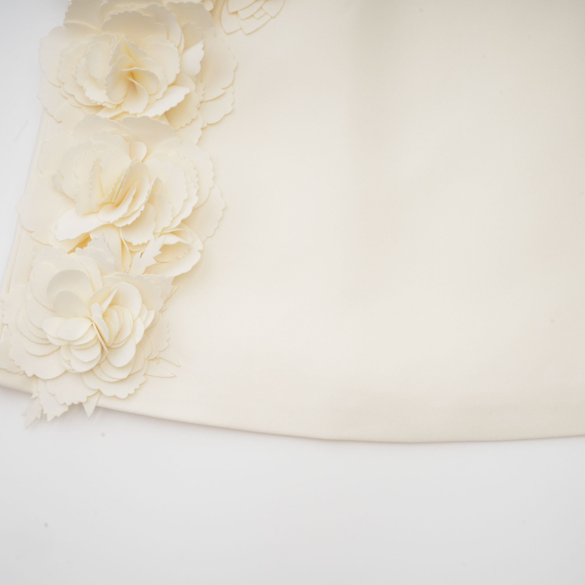 طقم سترة وتنورة متناسقة مزينة بالزهور من Vivien