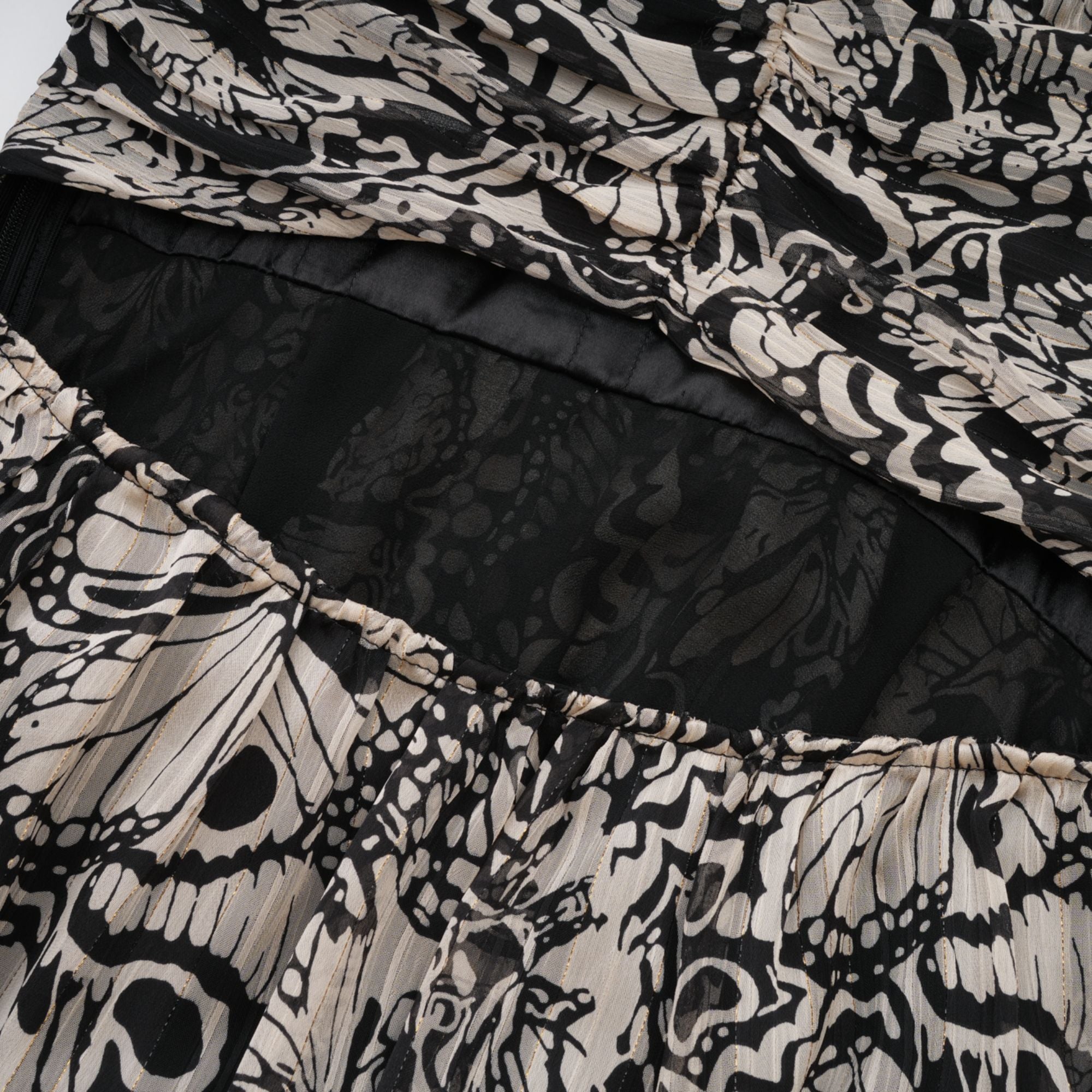 فستان قصير بفتحة رقبة على شكل حرف V وطبعة نقشة بيرين