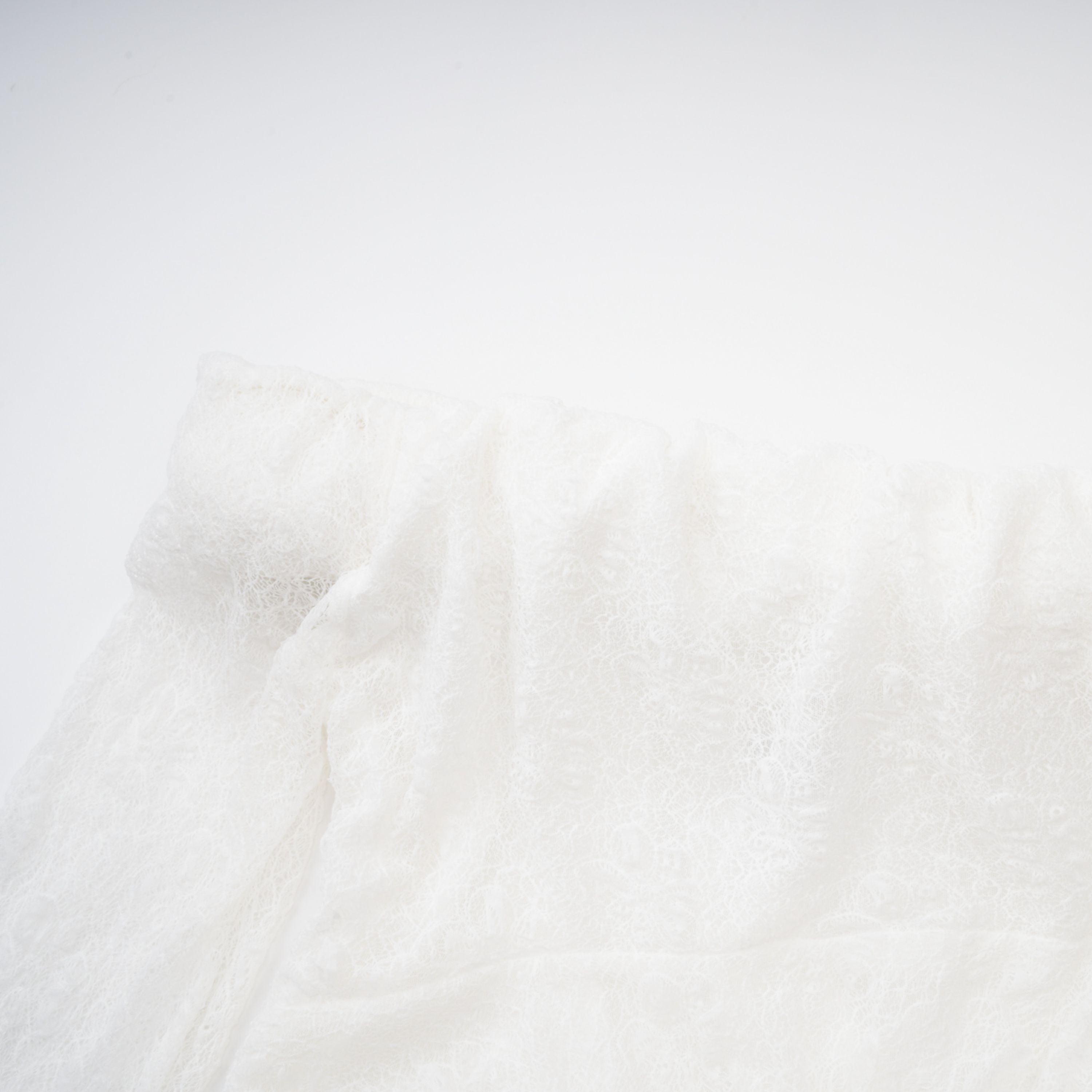 Étincelle Weißes Maxikleid aus geraffter Spitze (Endgültiger Verkauf – nur in den USA)