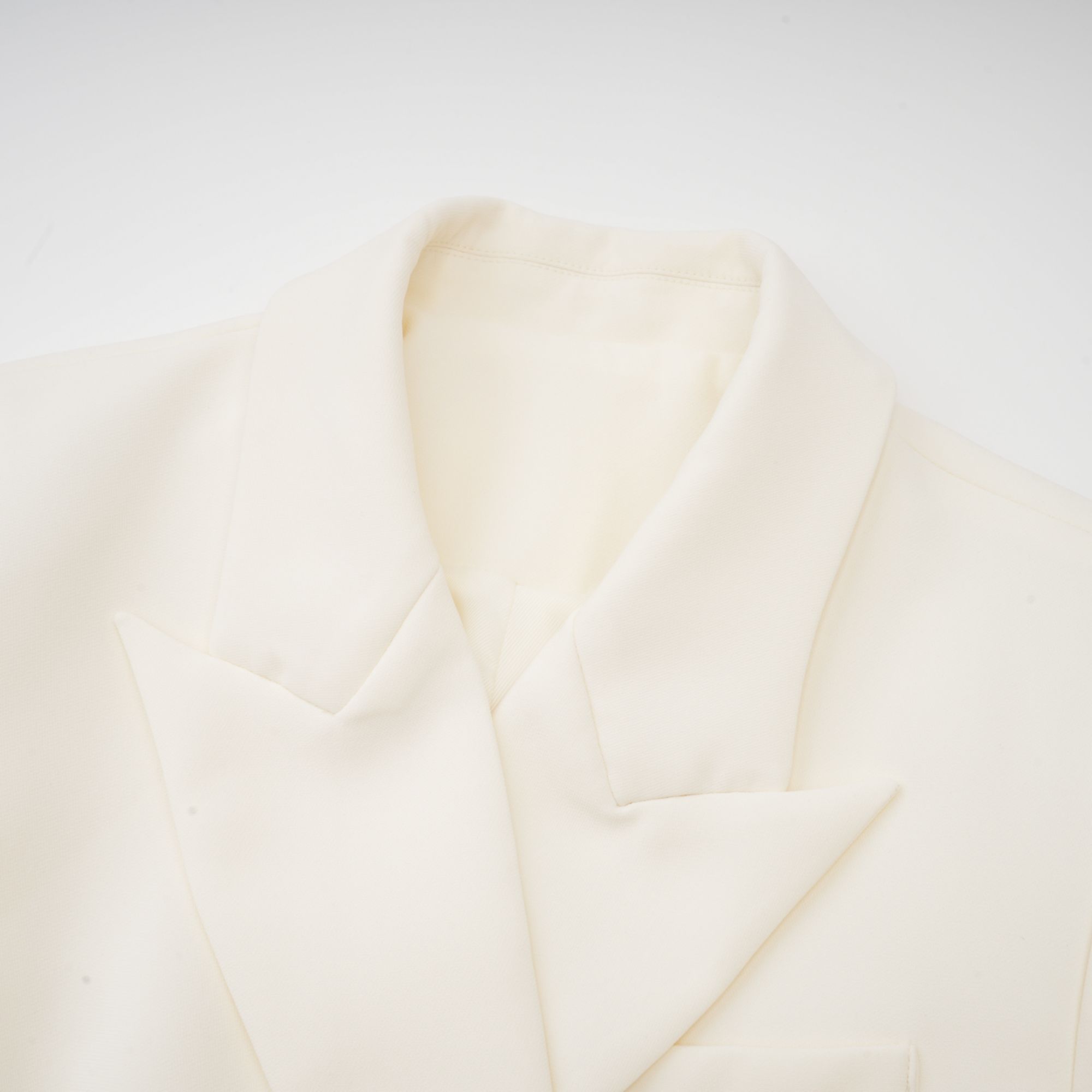 طقم سترة وتنورة متناسقة مزينة بالزهور من Vivien