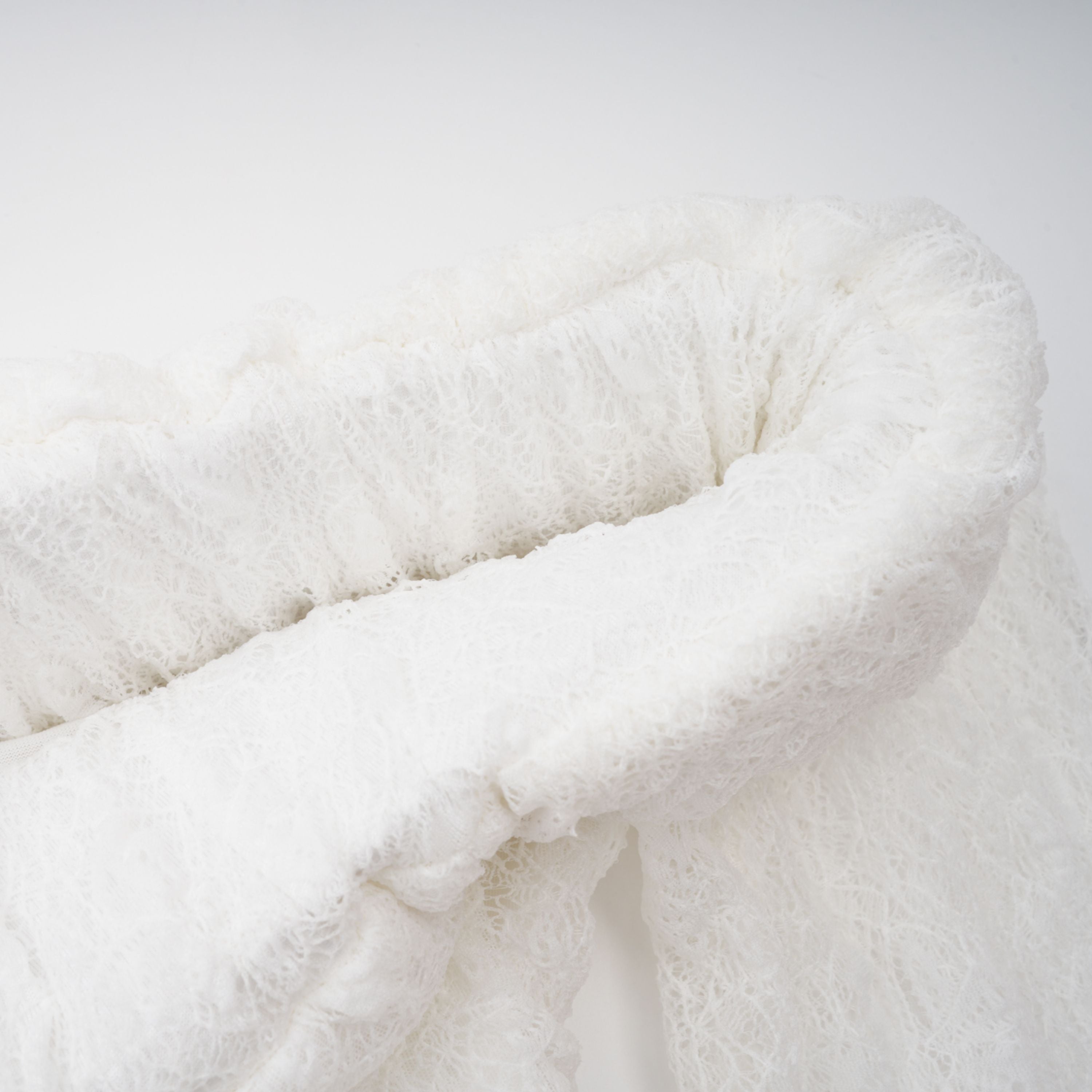 Étincelle Weißes Maxikleid aus geraffter Spitze (Endgültiger Verkauf – nur in den USA)