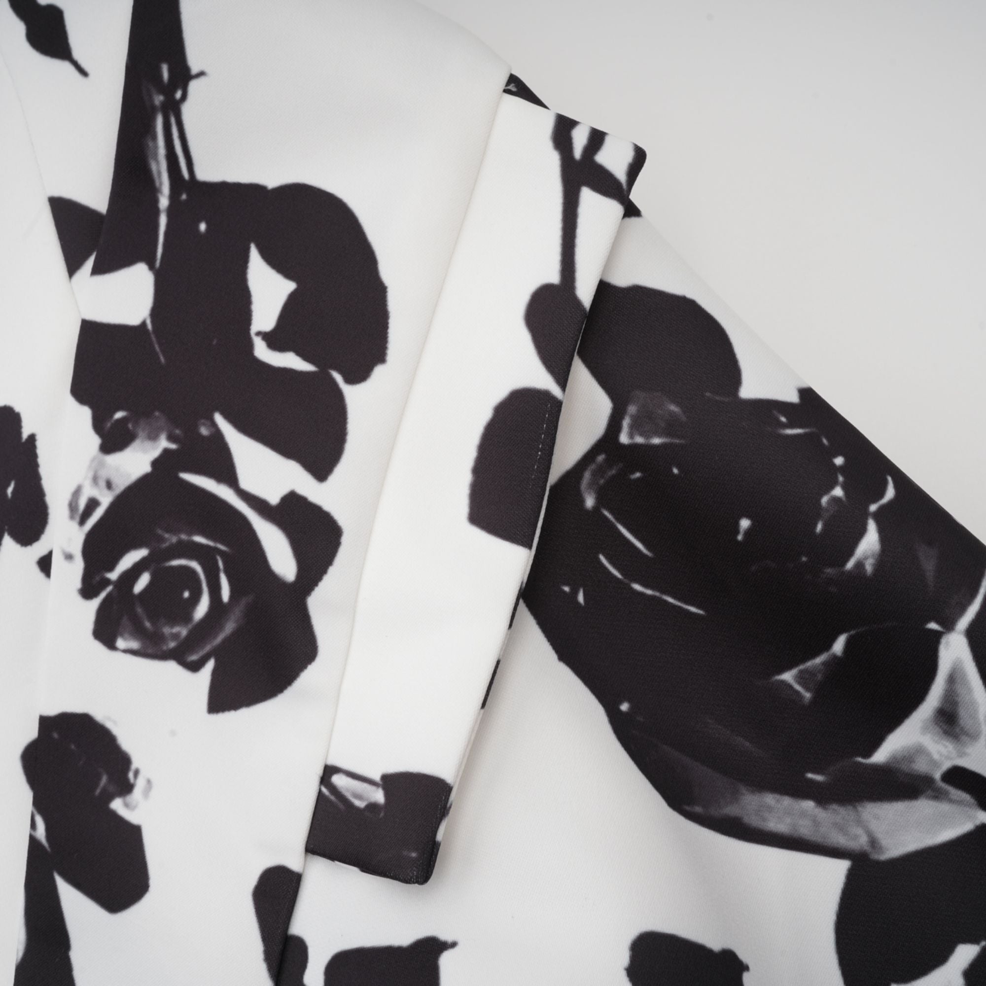 طقم قميص وتنورة متناسقين بطبعات الأزهار من Léonor