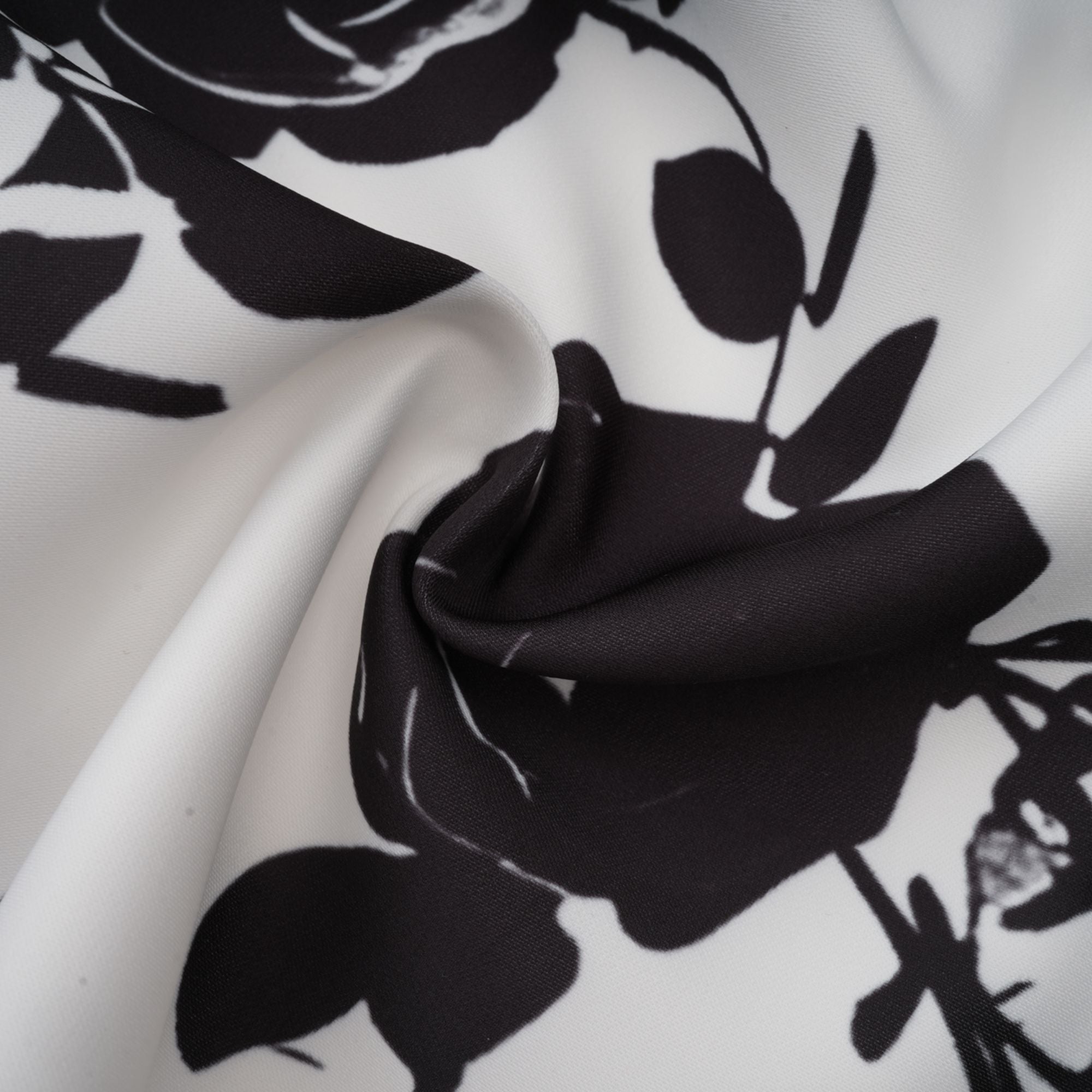 طقم قميص وتنورة متناسقين بطبعات الأزهار من Léonor