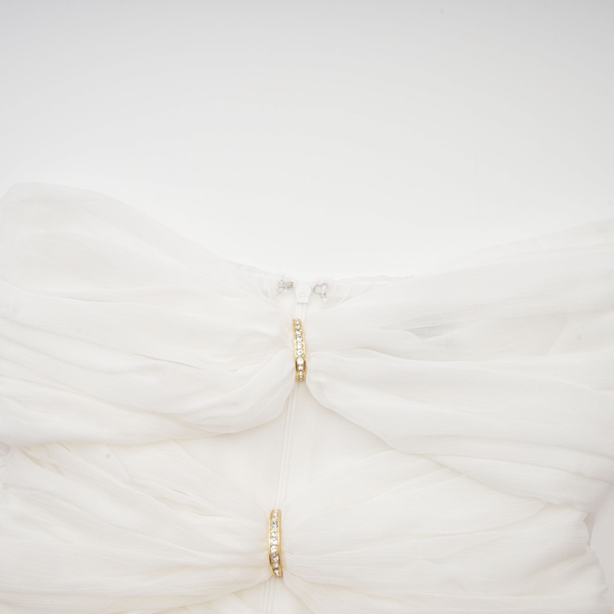 فستان قصير من Émilienne بفتحات وثنيات وأكتاف مكشوفة