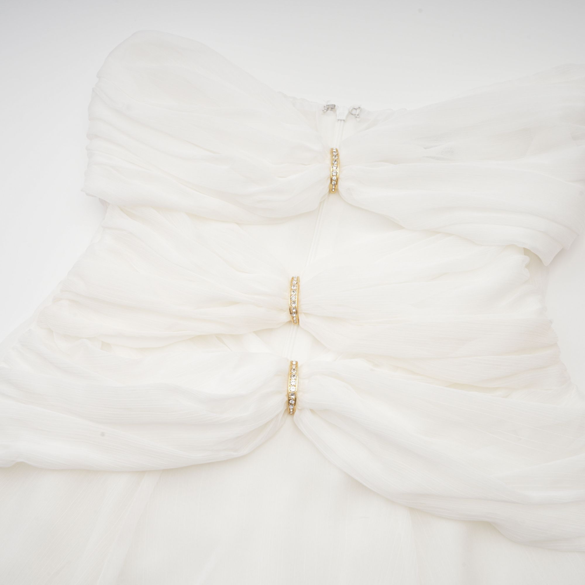 فستان قصير من Émilienne بفتحات وثنيات وأكتاف مكشوفة