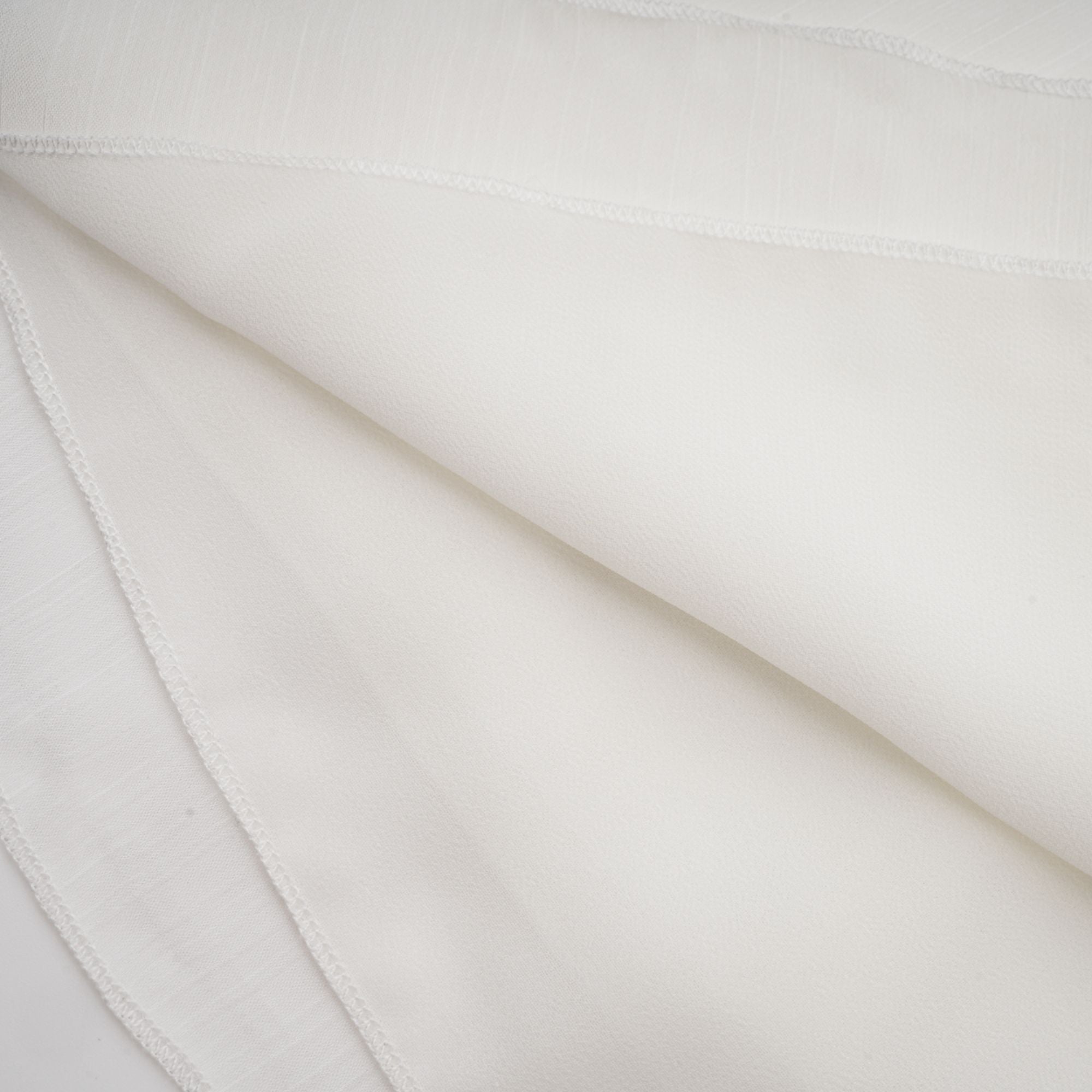 فستان قصير من Émilienne بفتحات وثنيات وأكتاف مكشوفة