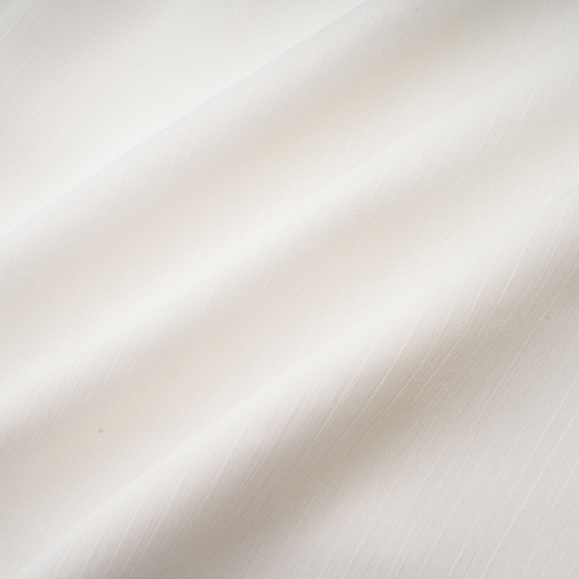 فستان قصير من Émilienne بفتحات وثنيات وأكتاف مكشوفة