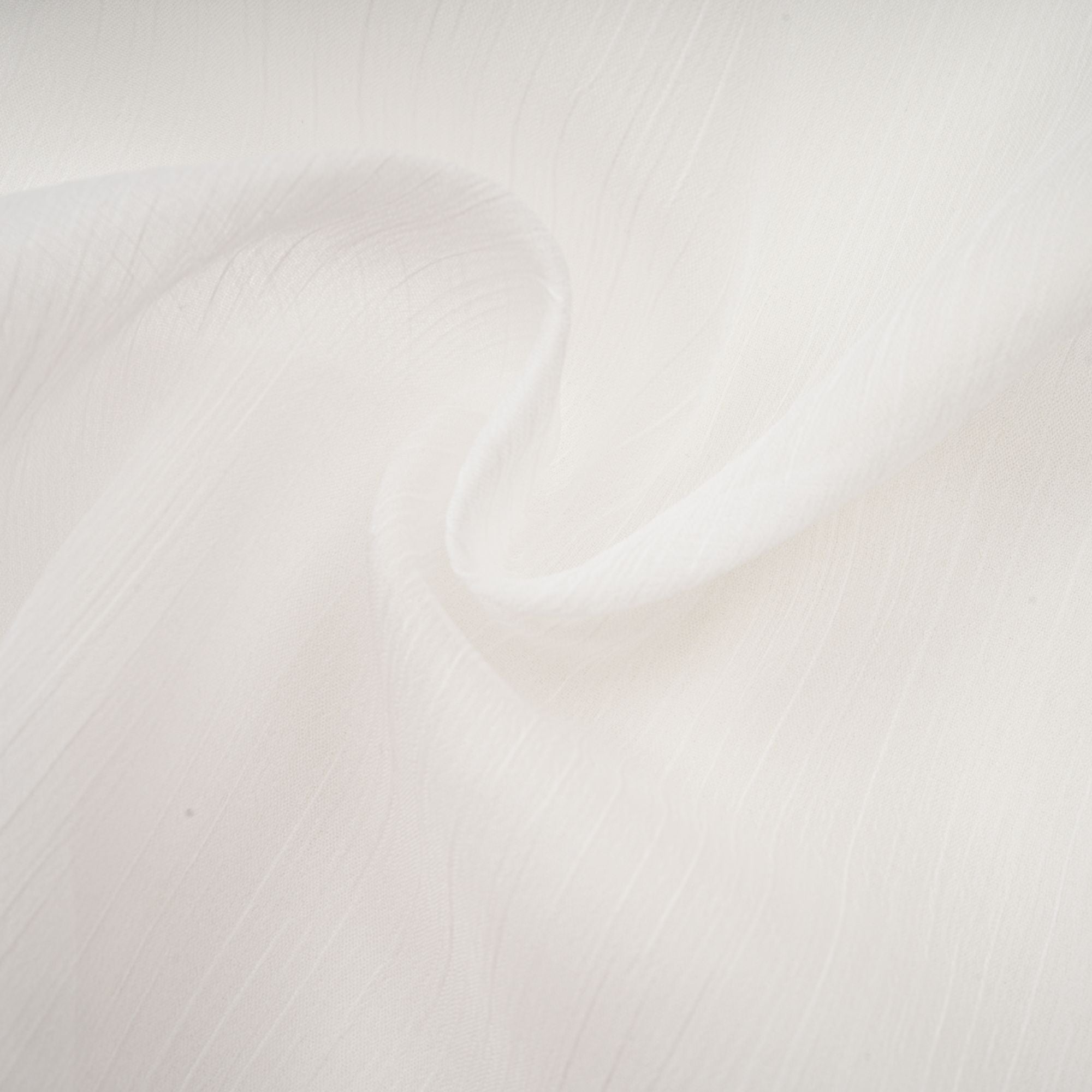 فستان قصير من Émilienne بفتحات وثنيات وأكتاف مكشوفة