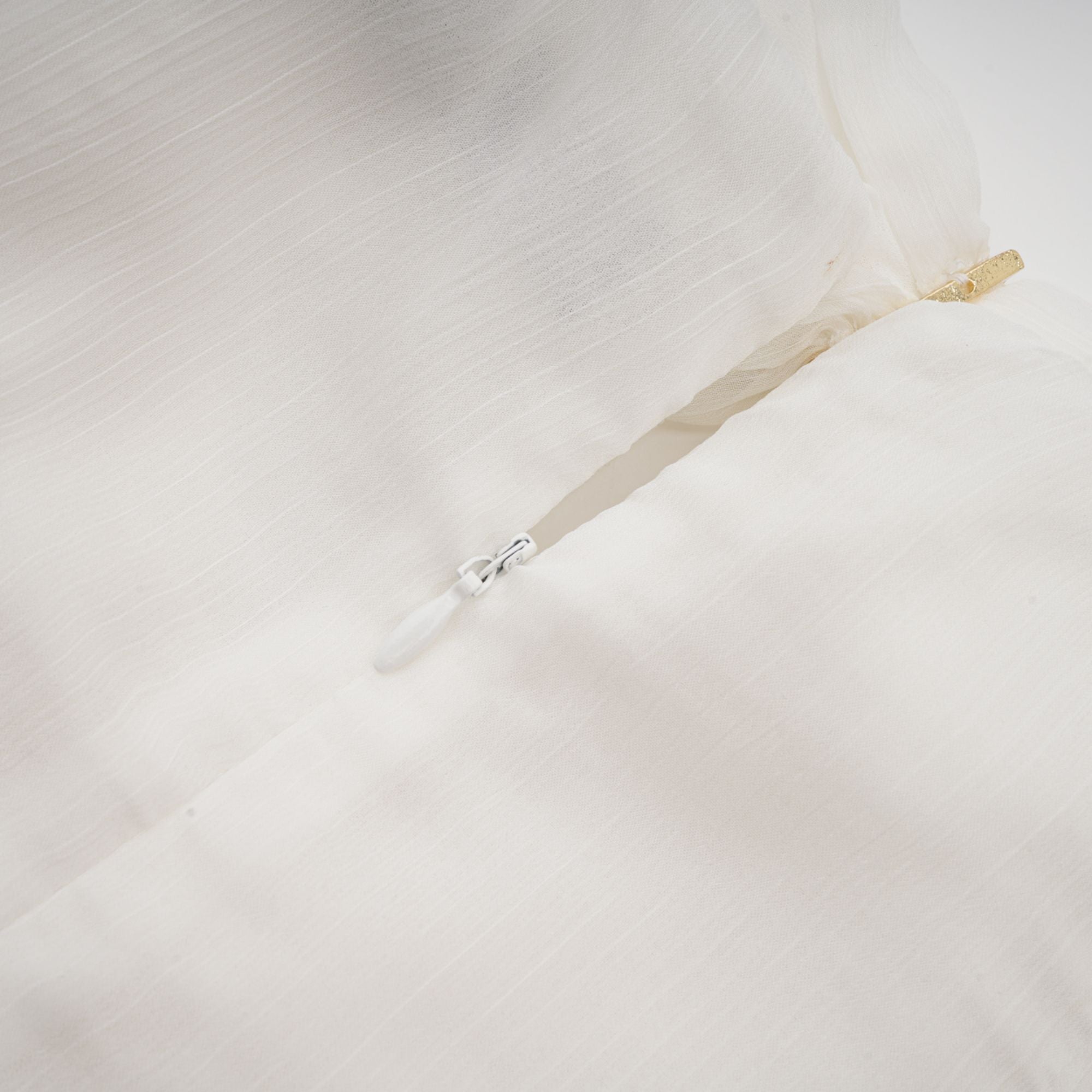 فستان قصير من Émilienne بفتحات وثنيات وأكتاف مكشوفة