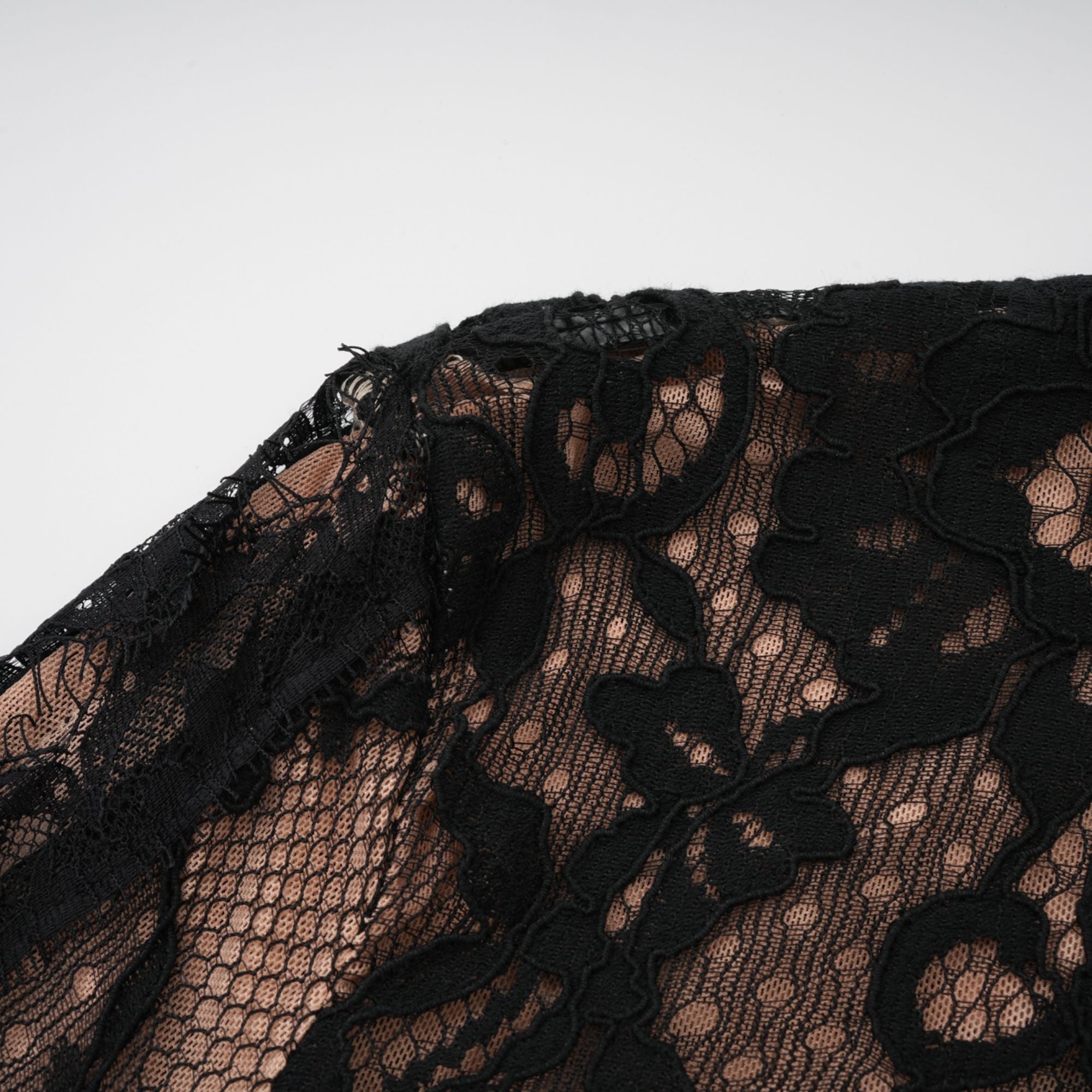 Kenza Schwarzes Maxikleid mit Blumenmuster und Cut-Out-Spitze