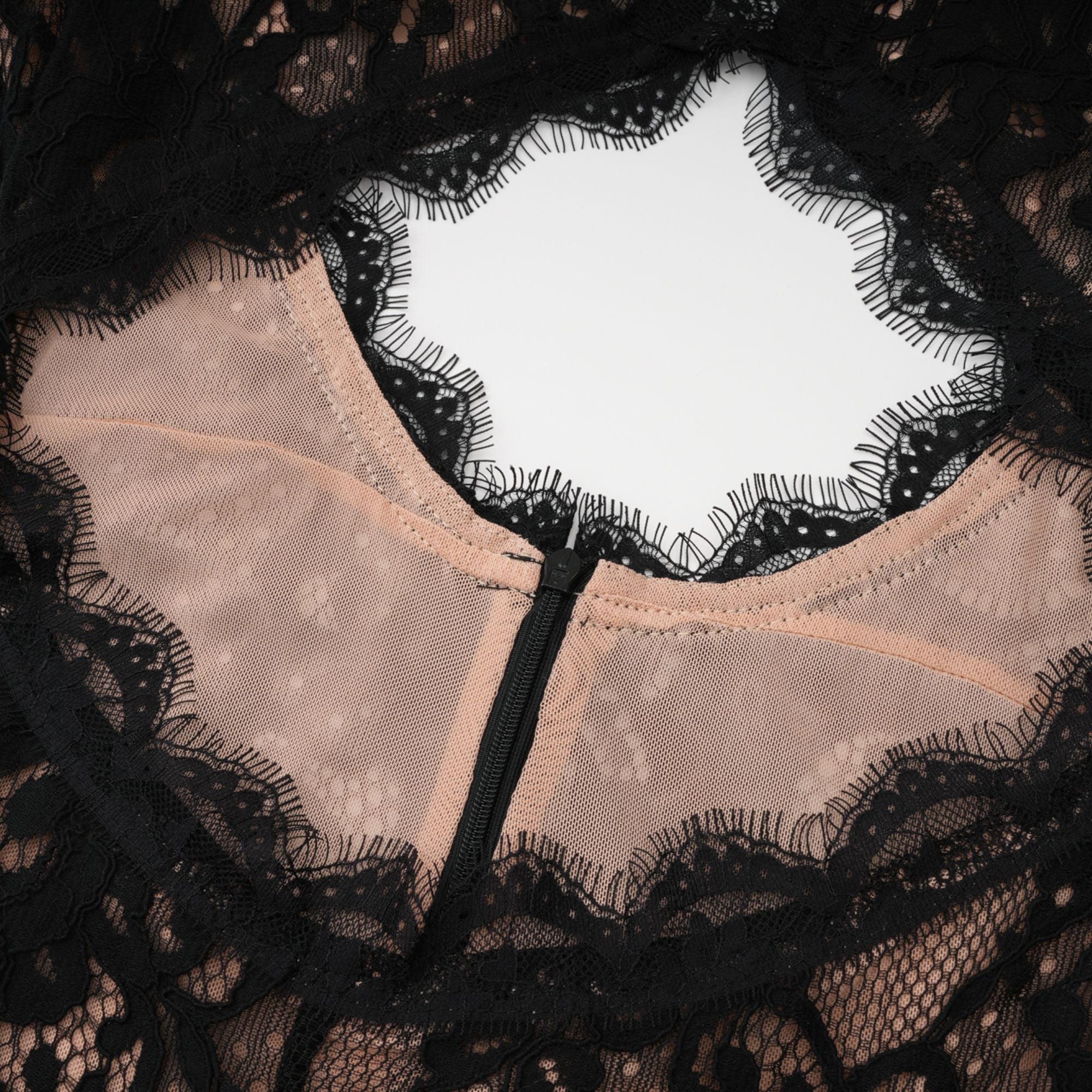 Kenza Schwarzes Maxikleid mit Blumenmuster und Cut-Out-Spitze