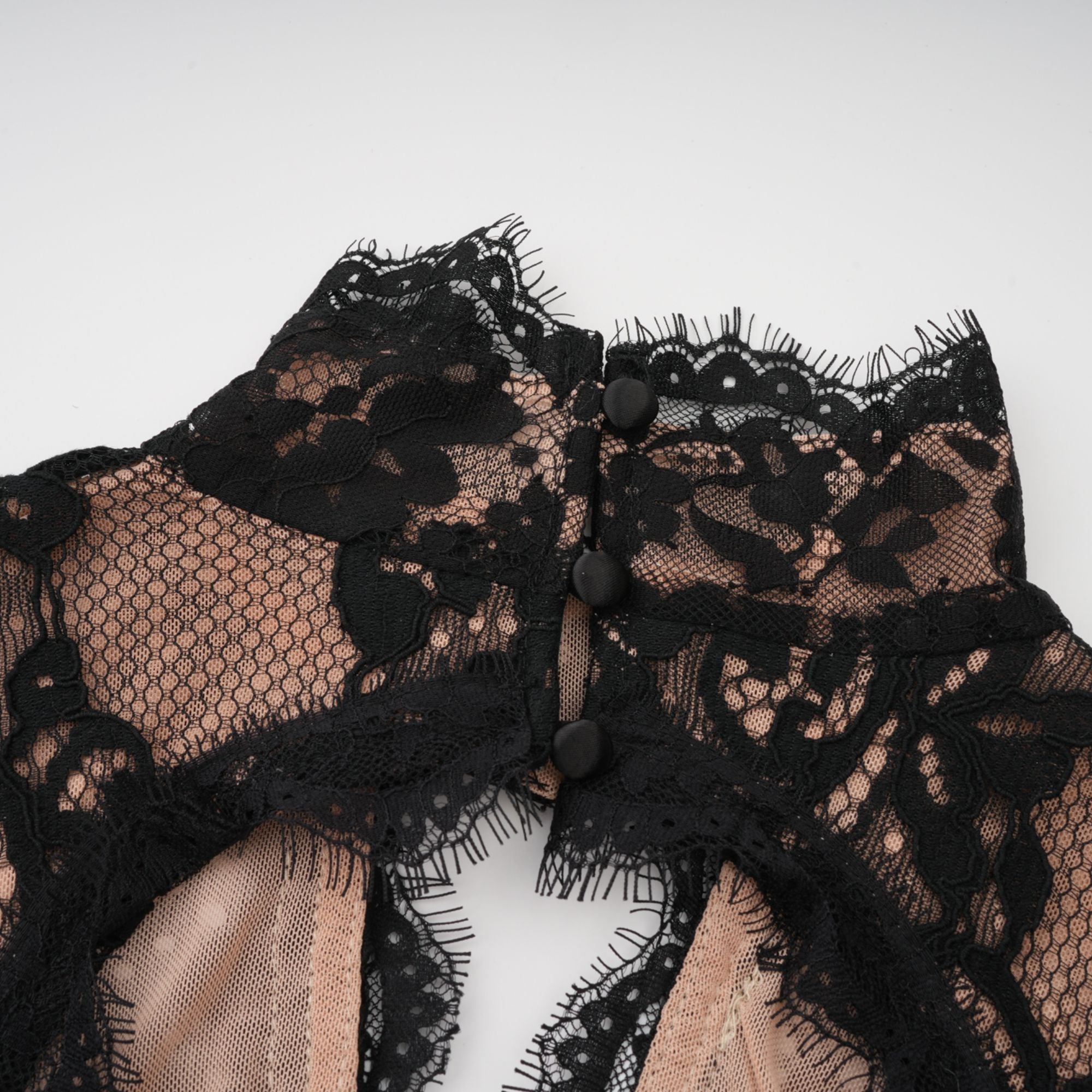 Kenza Schwarzes Maxikleid mit Blumenmuster und Cut-Out-Spitze