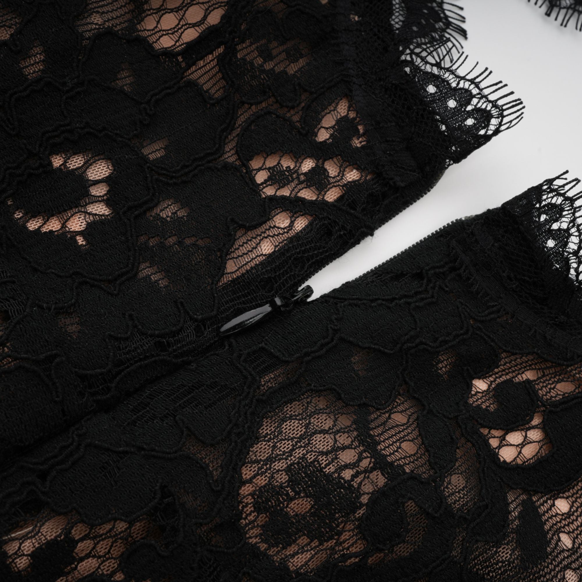 Kenza Schwarzes Maxikleid mit Blumenmuster und Cut-Out-Spitze