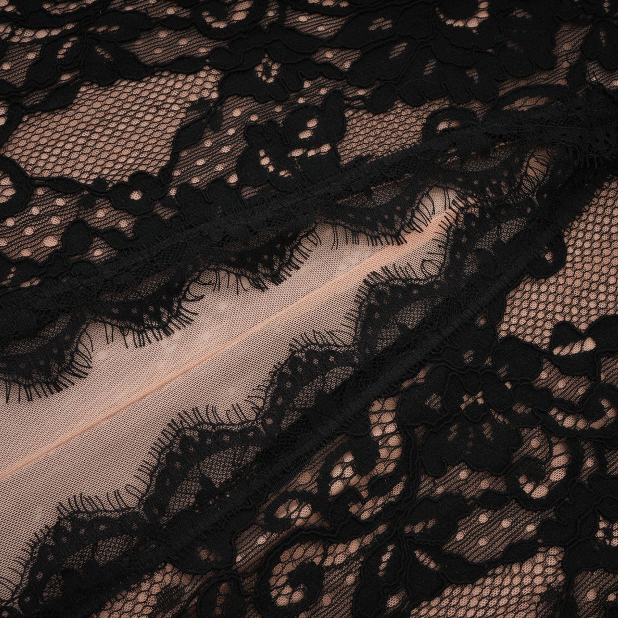 Kenza Schwarzes Maxikleid mit Blumenmuster und Cut-Out-Spitze