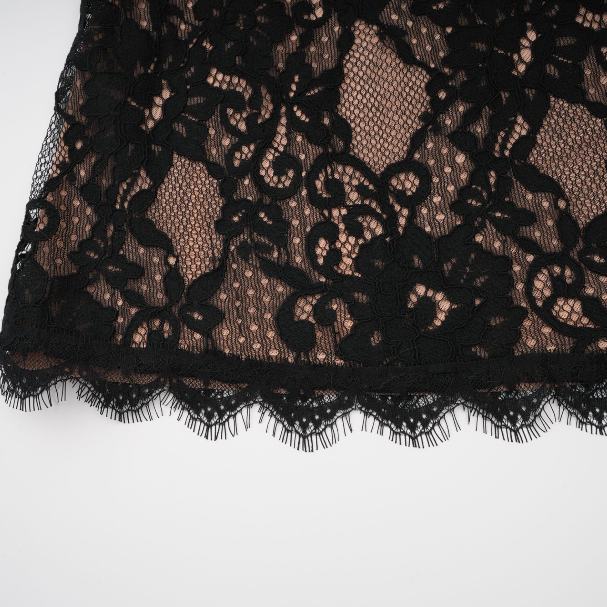 Kenza Schwarzes Maxikleid mit Blumenmuster und Cut-Out-Spitze