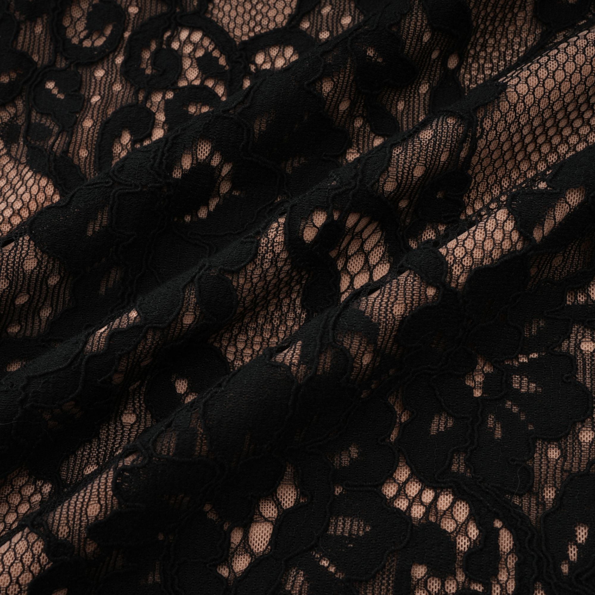 Kenza Schwarzes Maxikleid mit Blumenmuster und Cut-Out-Spitze