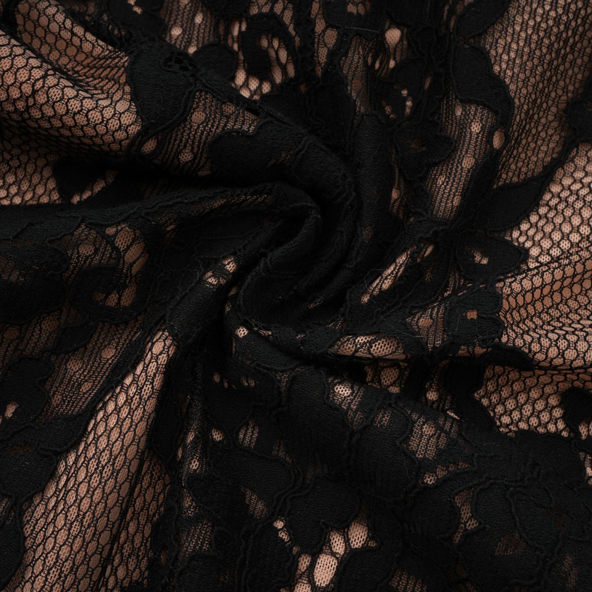 Kenza Schwarzes Maxikleid mit Blumenmuster und Cut-Out-Spitze