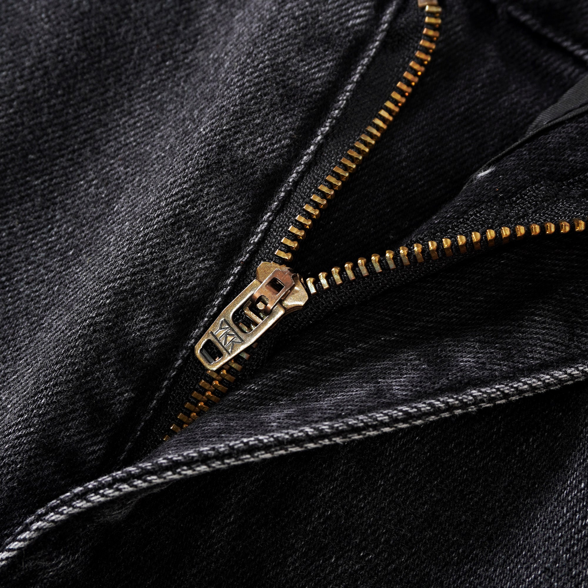 جينز ماديلين أسود مزين بنقشة زهور من الدانتيل