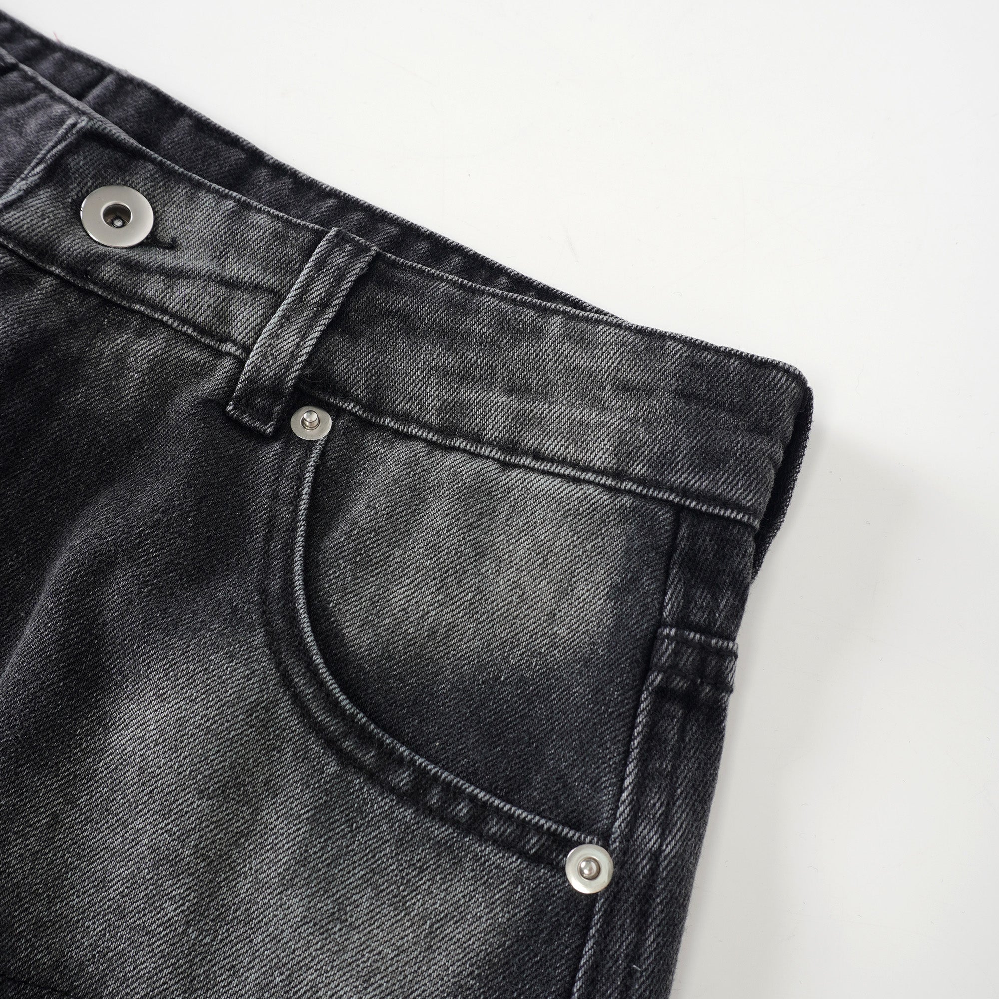 جينز ماديلين أسود مزين بنقشة زهور من الدانتيل