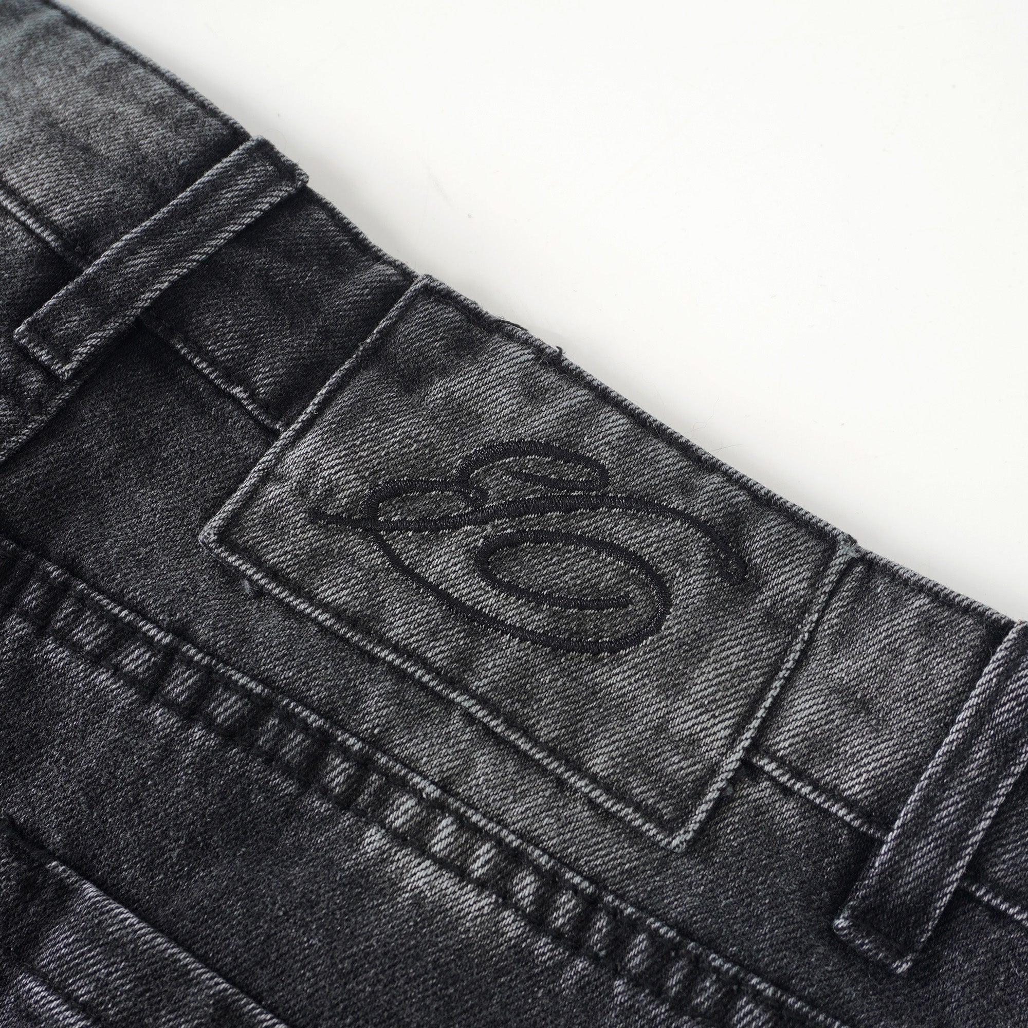 جينز ماديلين أسود مزين بنقشة زهور من الدانتيل