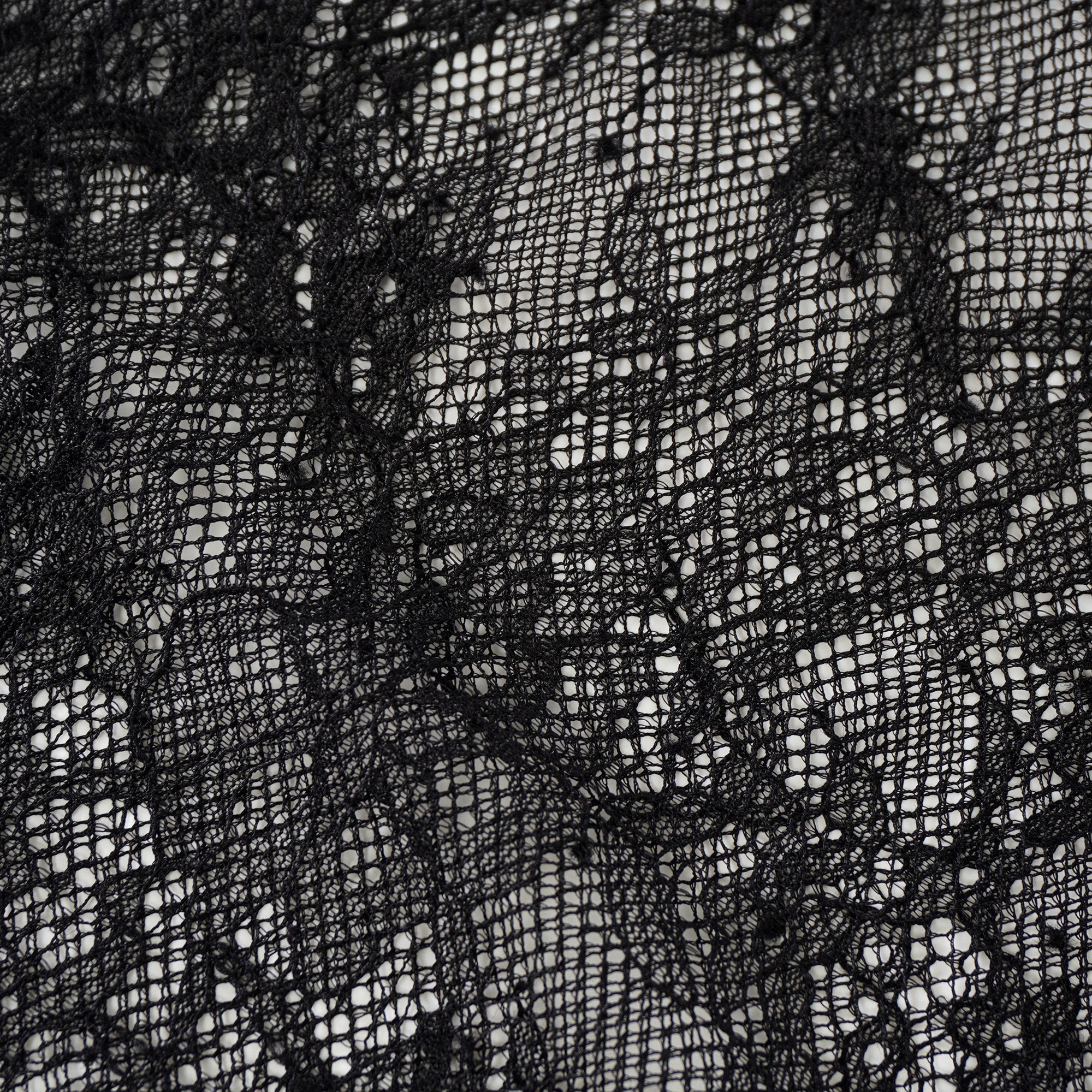 جينز ماديلين أسود مزين بنقشة زهور من الدانتيل