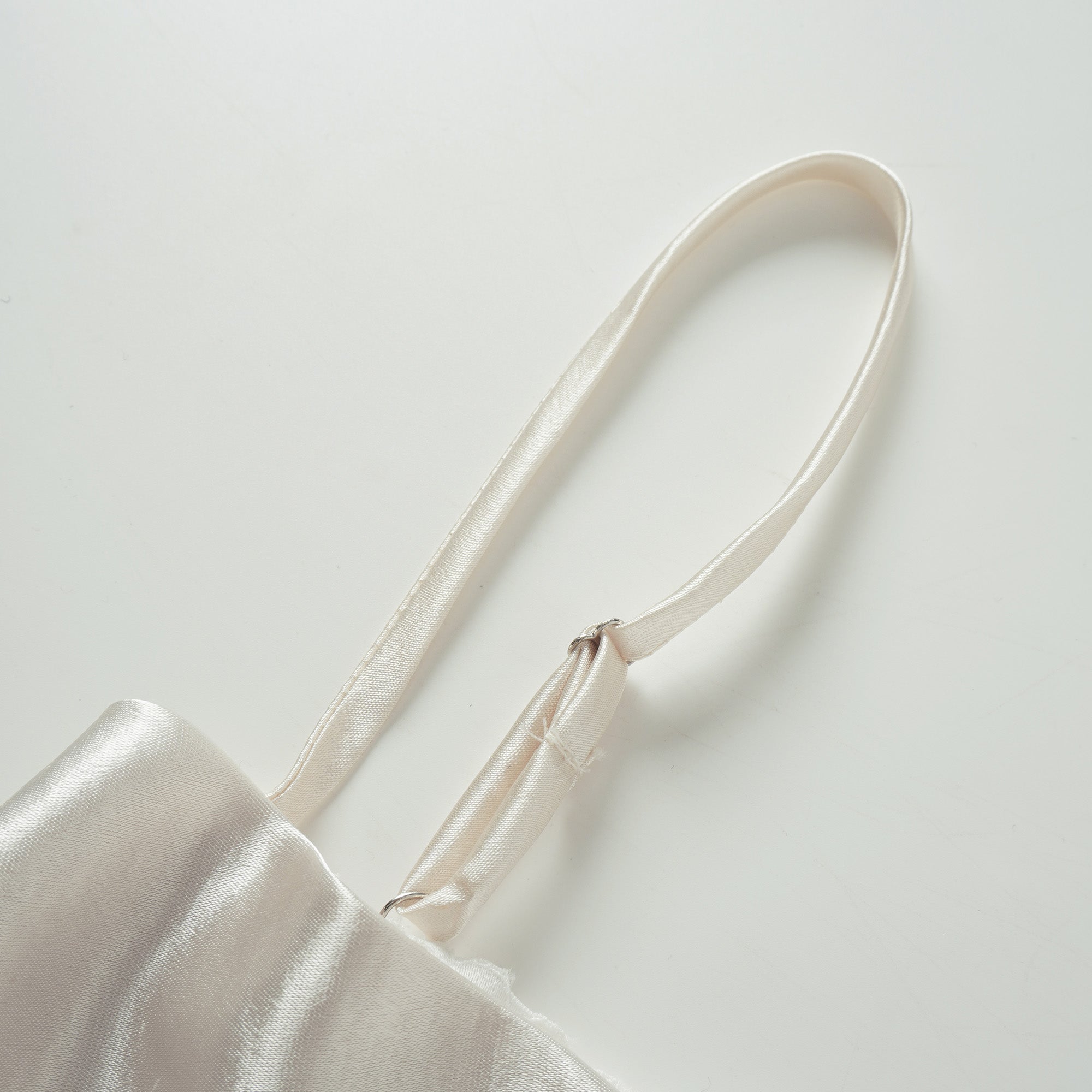 تيشيرت قصير من إيفا مزين بنقشة زهور بيضاء من الدانتيل