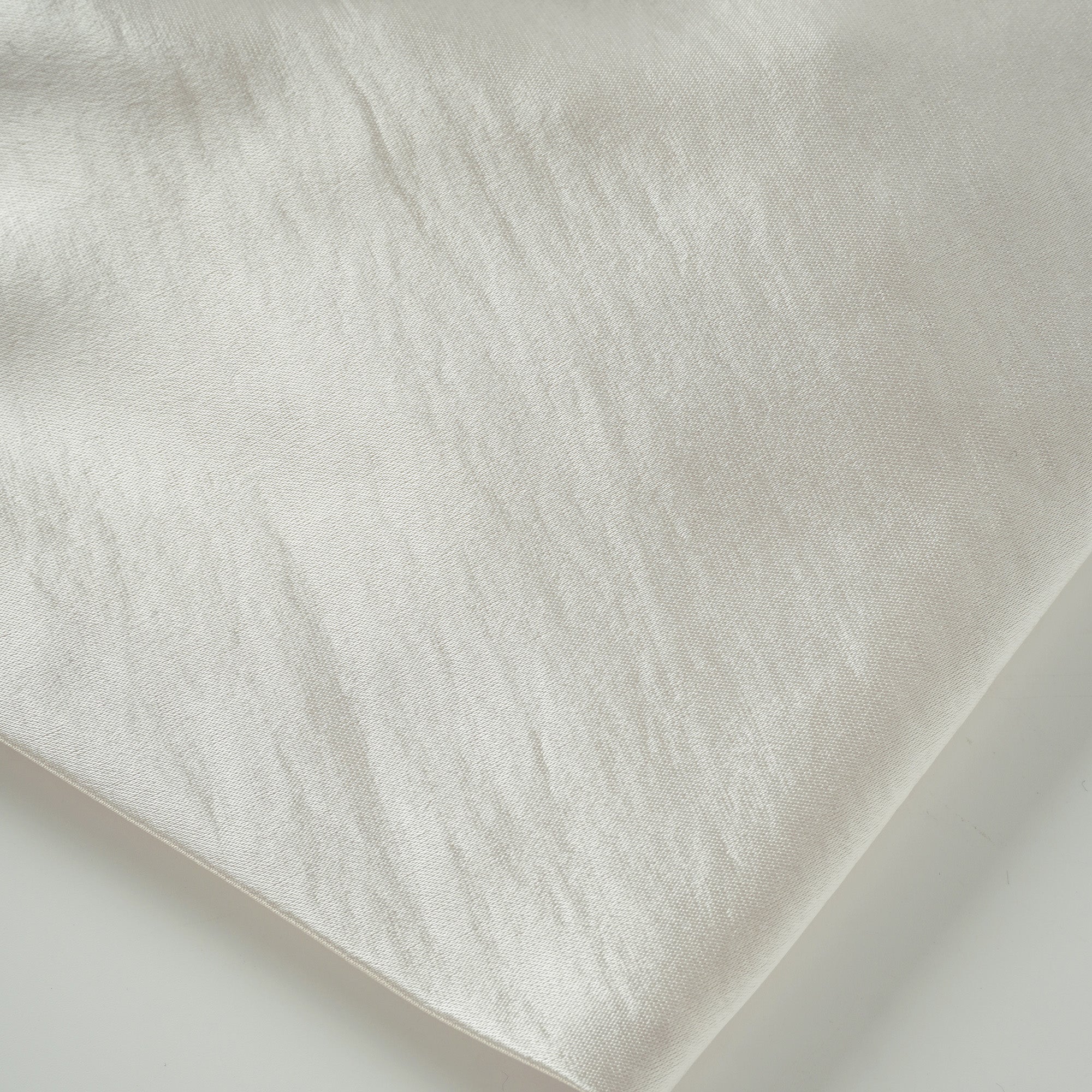 تيشيرت قصير من إيفا مزين بنقشة زهور بيضاء من الدانتيل