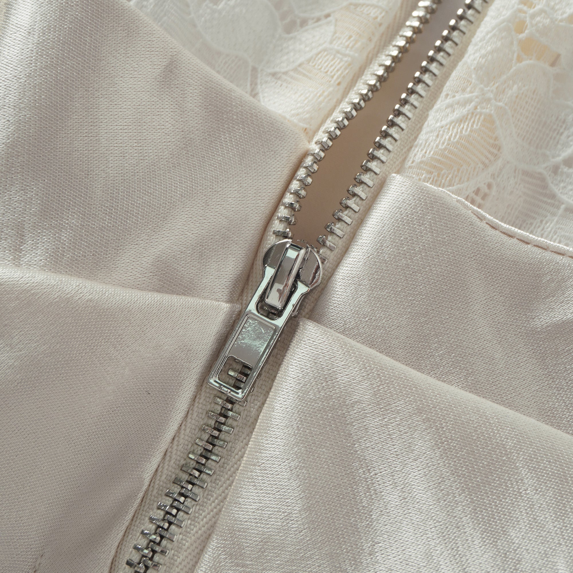 تيشيرت قصير من إيفا مزين بنقشة زهور بيضاء من الدانتيل