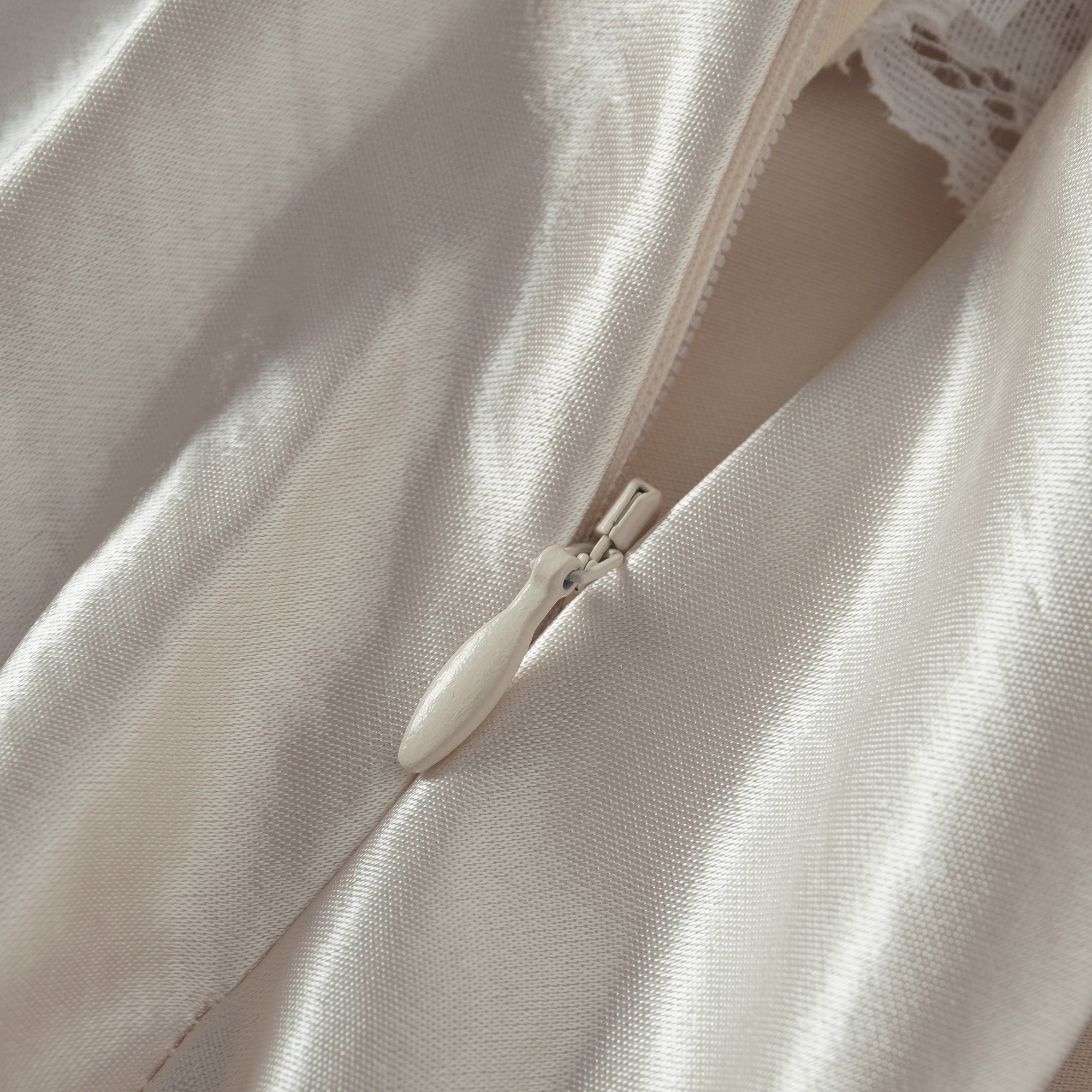 تنورة ماكسي إيفا بيضاء مزينة بنقشة زهور من الدانتيل