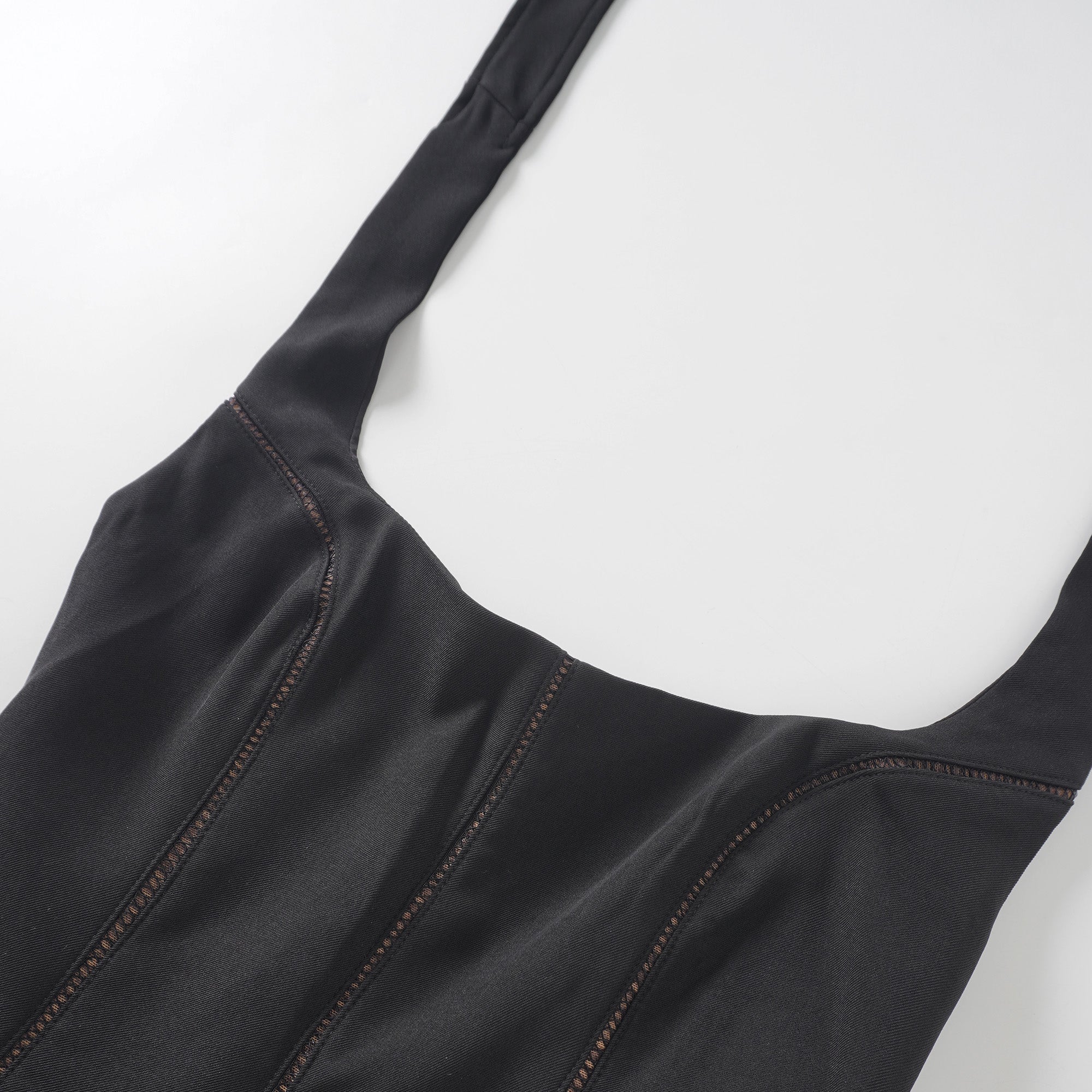 فستان قصير من Quirine برقبة على شكل حرف V وتفاصيل فيونكة باللون الأسود