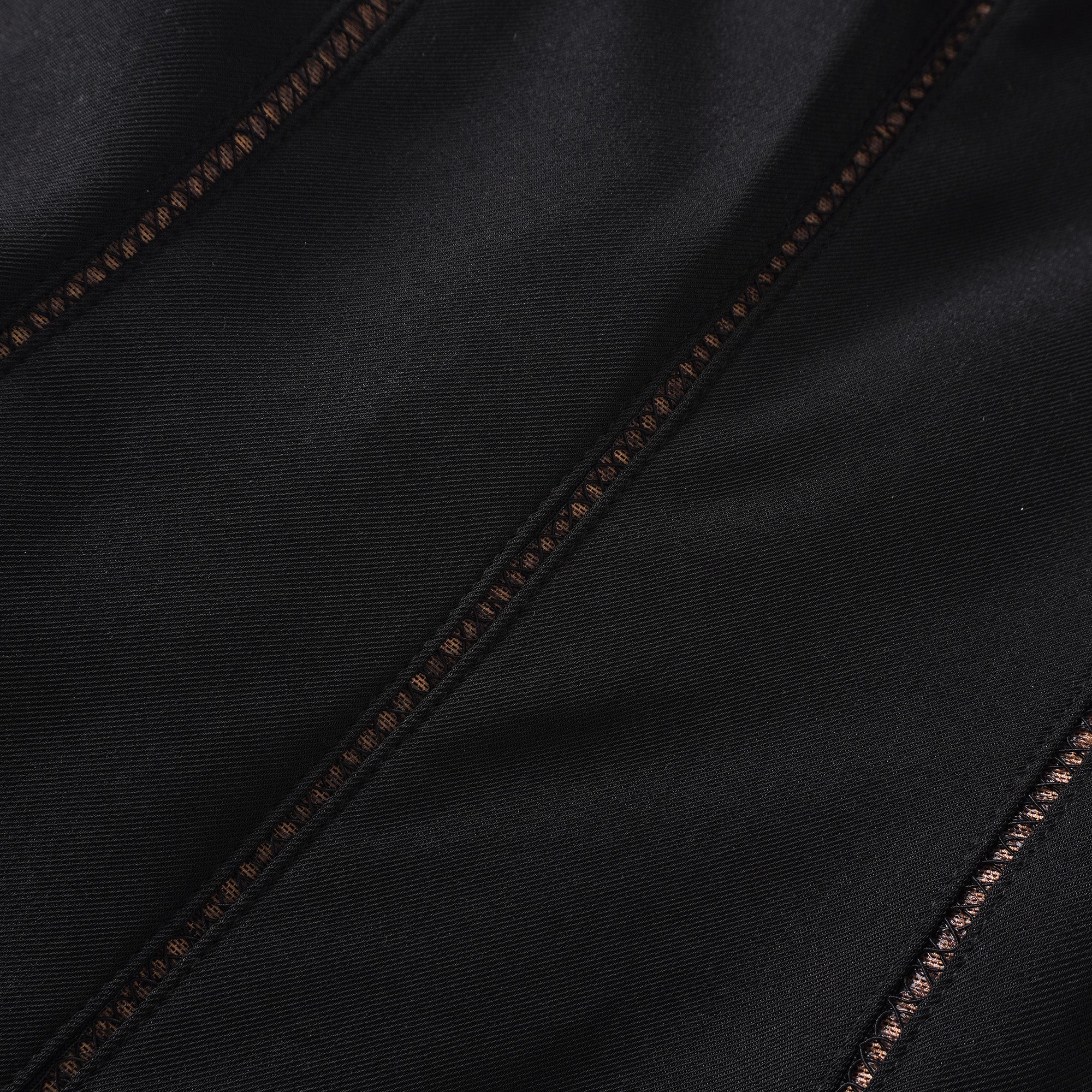 فستان قصير من Quirine برقبة على شكل حرف V وتفاصيل فيونكة باللون الأسود